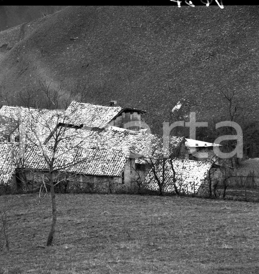 1964 NAVONO Val Sabbia (BS) antico borgo al Passo del Termine NEGATIVO ORIGINALE Negativo originale in bianco e nero su pellicola.  E' SEVERAMENTE VIETATA LA RIPRODUZIONE.TUTTI I DIRITTI SONO RISERVATI.ICharta mette in vendita, sul negozio eBay e in esclusiva sul sito "icharta" il proprio archivio composto da numerose diapositive e negativi fotografici d'epoca, tutti originali e autentici.Si tratta di uno sguardo inedito sull'attualità, la politica, la vita quotidiana, il gossip e la cultura, che fotografa il cambiamento della nazione (e non solo) tra il 1890 ed il 1990 circa. Un'occasione unica per il mercato del collezionismo, che vede finalmente disponibile un archivio eccezionale per vastità, tematiche e condizioni, in un settore (il negativo fotografico e la diapositiva) di assoluta novità e dalle interessanti prospettive di investimento. CONDIZIONI:FAIR/discretoFORMATO: cm 6 x 6 originale e autentica 1