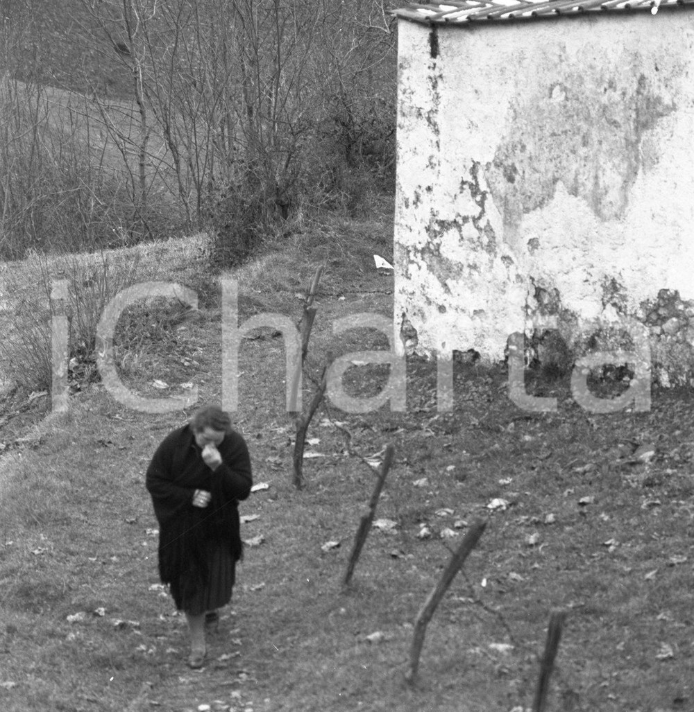1964 NAVONO Val Sabbia (BS) camminando verso cimitero NEGATIVO ORIGINALE Negativo originale in bianco e nero su pellicola.  E' SEVERAMENTE VIETATA LA RIPRODUZIONE.TUTTI I DIRITTI SONO RISERVATI.ICharta mette in vendita, sul negozio eBay e in esclusiva sul sito "icharta" il proprio archivio composto da numerose diapositive e negativi fotografici d'epoca, tutti originali e autentici.Si tratta di uno sguardo inedito sull'attualità, la politica, la vita quotidiana, il gossip e la cultura, che fotografa il cambiamento della nazione (e non solo) tra il 1890 ed il 1990 circa. Un'occasione unica per il mercato del collezionismo, che vede finalmente disponibile un archivio eccezionale per vastità, tematiche e condizioni, in un settore (il negativo fotografico e la diapositiva) di assoluta novità e dalle interessanti prospettive di investimento. CONDIZIONI:FAIR/discretoFORMATO: cm 6 x 6 originale e autentica 1
