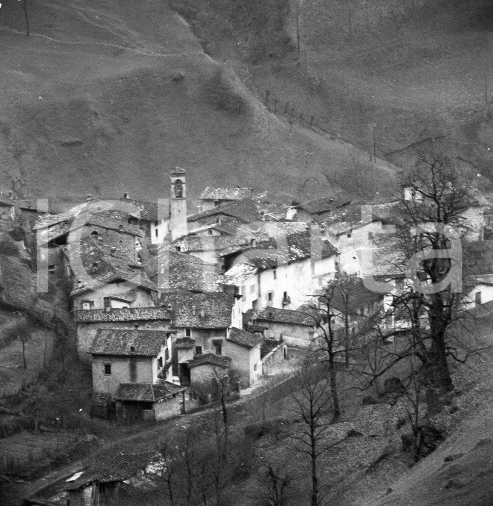 Fotografia d epoca originale 1964 NAVONO Val Sabbia BS rustico tra la neve NEGATIVO ORIGINALE 1