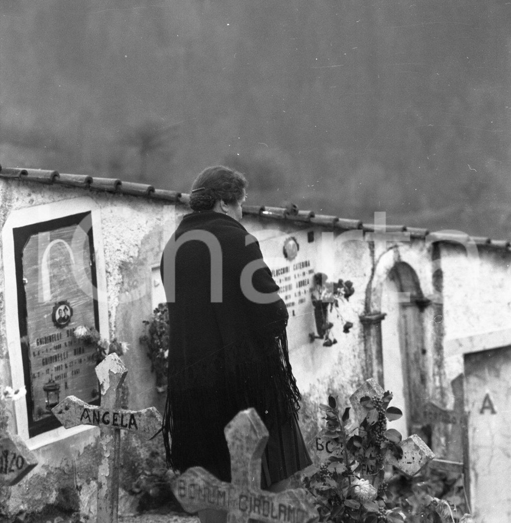 1964 NAVONO Val Sabbia Preghiera all'interno del Cimitero NEGATIVO ORIGINALE Negativo originale in bianco e nero su pellicola.  E' SEVERAMENTE VIETATA LA RIPRODUZIONE.TUTTI I DIRITTI SONO RISERVATI.ICharta mette in vendita, sul negozio eBay e in esclusiva sul sito "icharta" il proprio archivio composto da numerose diapositive e negativi fotografici d'epoca, tutti originali e autentici.Si tratta di uno sguardo inedito sull'attualità, la politica, la vita quotidiana, il gossip e la cultura, che fotografa il cambiamento della nazione (e non solo) tra il 1890 ed il 1990 circa. Un'occasione unica per il mercato del collezionismo, che vede finalmente disponibile un archivio eccezionale per vastità, tematiche e condizioni, in un settore (il negativo fotografico e la diapositiva) di assoluta novità e dalle interessanti prospettive di investimento. CONDIZIONI:FAIR/discretoFORMATO: cm 6 x 6 originale e autentica 1