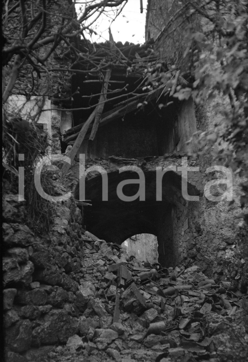 nov 1951 BIONE Val Sabbia (BS) edificio crollato per la frana NEGATIVO ORIGINALE Negativo originale in bianco e nero su pellicola.  E' SEVERAMENTE VIETATA LA RIPRODUZIONE.TUTTI I DIRITTI SONO RISERVATI.ICharta mette in vendita, sul negozio eBay e in esclusiva sul sito "icharta" il proprio archivio composto da numerose diapositive e negativi fotografici d'epoca, tutti originali e autentici.Si tratta di uno sguardo inedito sull'attualità, la politica, la vita quotidiana, il gossip e la cultura, che fotografa il cambiamento della nazione (e non solo) tra il 1890 ed il 1990 circa. Un'occasione unica per il mercato del collezionismo, che vede finalmente disponibile un archivio eccezionale per vastità, tematiche e condizioni, in un settore (il negativo fotografico e la diapositiva) di assoluta novità e dalle interessanti prospettive di investimento. CONDIZIONI:FAIR/discretoFORMATO: cm 6 x 9 originale e autentica 1