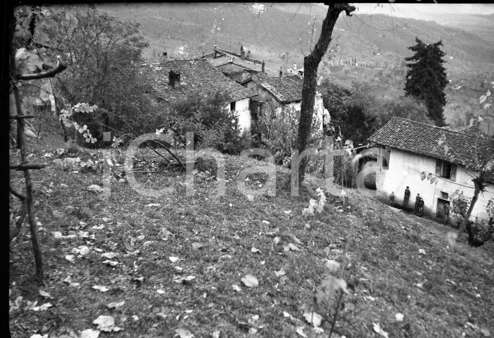 BIONE Val Sabbia La frana di novembre 1951 NEGATIVO ORIGINALE (2) Negativo originale in bianco e nero su pellicola.  E' SEVERAMENTE VIETATA LA RIPRODUZIONE.TUTTI I DIRITTI SONO RISERVATI.ICharta mette in vendita, sul negozio eBay e in esclusiva sul sito "icharta" il proprio archivio composto da numerose diapositive e negativi fotografici d'epoca, tutti originali e autentici.Si tratta di uno sguardo inedito sull'attualità, la politica, la vita quotidiana, il gossip e la cultura, che fotografa il cambiamento della nazione (e non solo) tra il 1890 ed il 1990 circa. Un'occasione unica per il mercato del collezionismo, che vede finalmente disponibile un archivio eccezionale per vastità, tematiche e condizioni, in un settore (il negativo fotografico e la diapositiva) di assoluta novità e dalle interessanti prospettive di investimento. CONDIZIONI:FAIR/discretoFORMATO: cm 9 x 6 originale e autentica 1