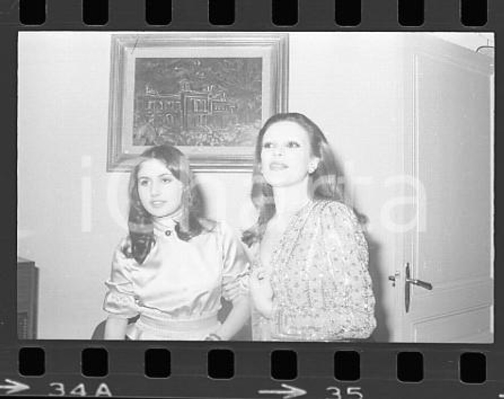 1974 FESTIVAL SANREMO MILVA e Rossella VALENTI *NEGATIVO ORIGINALE Negativo originale in bianco e nero su pellicola.  E' SEVERAMENTE VIETATA LA RIPRODUZIONE.TUTTI I DIRITTI SONO RISERVATI.ICharta mette in vendita, sul negozio eBay e in esclusiva sul sito "icharta" il proprio archivio composto da numerose diapositive e negativi fotografici d'epoca, tutti originali e autentici.Si tratta di uno sguardo inedito sull'attualità, la politica, la vita quotidiana, il gossip e la cultura, che fotografa il cambiamento della nazione (e non solo) tra il 1890 ed il 1990 circa. Un'occasione unica per il mercato del collezionismo, che vede finalmente disponibile un archivio eccezionale per vastità, tematiche e condizioni, in un settore (il negativo fotografico e la diapositiva) di assoluta novità e dalle interessanti prospettive di investimento. FAIR/discreto  Formato: 35mm originale e autentica 1