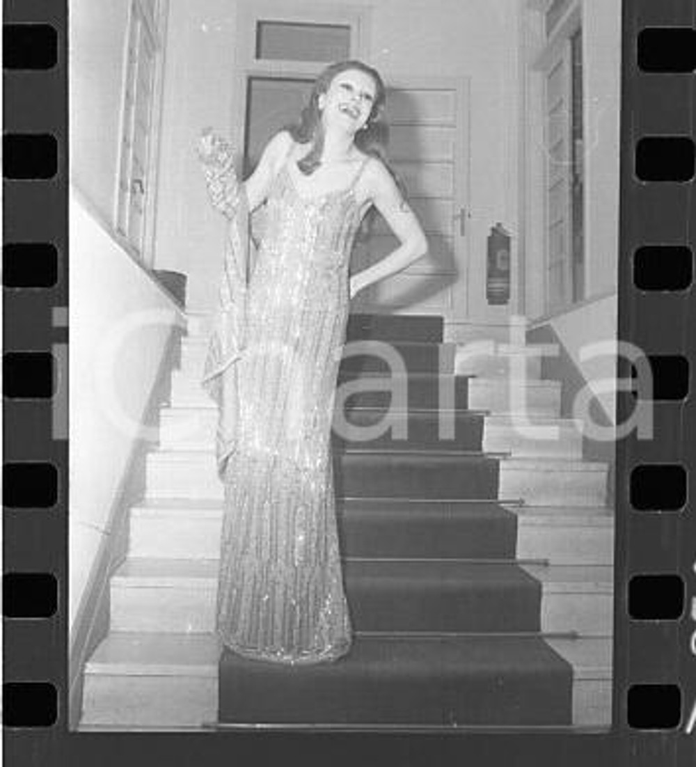 1974 FESTIVAL SANREMO MILVA sulle scale del Casino *NEGATIVO ORIGINALE Negativo originale in bianco e nero su pellicola.  E' SEVERAMENTE VIETATA LA RIPRODUZIONE.TUTTI I DIRITTI SONO RISERVATI.ICharta mette in vendita, sul negozio eBay e in esclusiva sul sito "icharta" il proprio archivio composto da numerose diapositive e negativi fotografici d'epoca, tutti originali e autentici.Si tratta di uno sguardo inedito sull'attualità, la politica, la vita quotidiana, il gossip e la cultura, che fotografa il cambiamento della nazione (e non solo) tra il 1890 ed il 1990 circa. Un'occasione unica per il mercato del collezionismo, che vede finalmente disponibile un archivio eccezionale per vastità, tematiche e condizioni, in un settore (il negativo fotografico e la diapositiva) di assoluta novità e dalle interessanti prospettive di investimento. FAIR/discreto  Formato: 35mm originale e autentica 1
