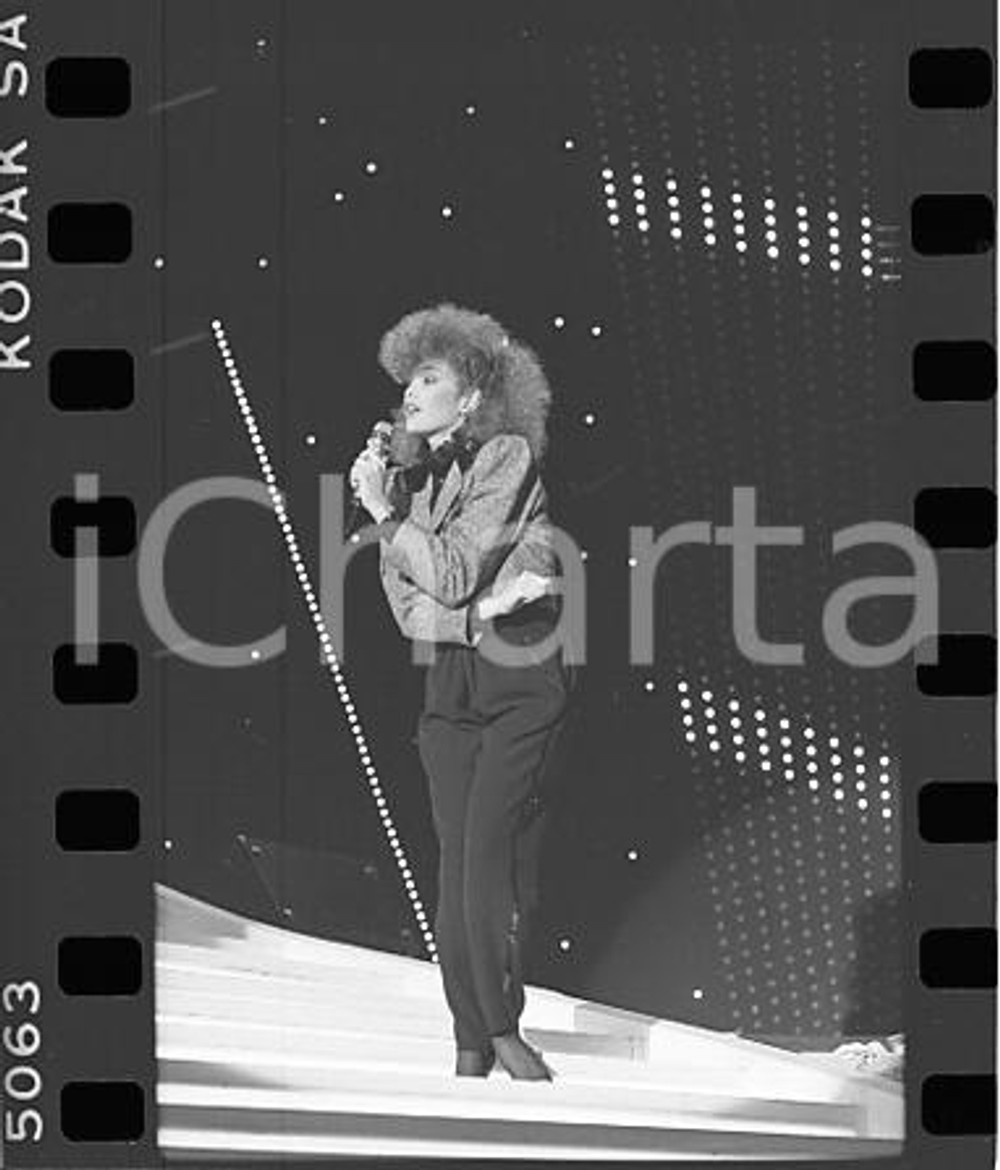 1984 FESTIVAL SANREMO Flavia FORTUNATO in gara NEGATIVO ORIGINALE Negativo originale in bianco e nero su pellicola.  E' SEVERAMENTE VIETATA LA RIPRODUZIONE.TUTTI I DIRITTI SONO RISERVATI.ICharta mette in vendita, sul negozio eBay e in esclusiva sul sito "icharta" il proprio archivio composto da numerose diapositive e negativi fotografici d'epoca, tutti originali e autentici.Si tratta di uno sguardo inedito sull'attualità, la politica, la vita quotidiana, il gossip e la cultura, che fotografa il cambiamento della nazione (e non solo) tra il 1890 ed il 1990 circa. Un'occasione unica per il mercato del collezionismo, che vede finalmente disponibile un archivio eccezionale per vastità, tematiche e condizioni, in un settore (il negativo fotografico e la diapositiva) di assoluta novità e dalle interessanti prospettive di investimento. FAIR/discreto  Formato: 35mm originale e autentica 1