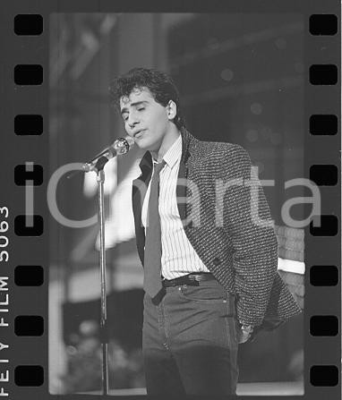 1984 FESTIVAL SANREMO Marco ARMANI Solo con l'anima mia NEGATIVO ORIGINALE Negativo originale in bianco e nero su pellicola.  E' SEVERAMENTE VIETATA LA RIPRODUZIONE.TUTTI I DIRITTI SONO RISERVATI.ICharta mette in vendita, sul negozio eBay e in esclusiva sul sito "icharta" il proprio archivio composto da numerose diapositive e negativi fotografici d'epoca, tutti originali e autentici.Si tratta di uno sguardo inedito sull'attualità, la politica, la vita quotidiana, il gossip e la cultura, che fotografa il cambiamento della nazione (e non solo) tra il 1890 ed il 1990 circa. Un'occasione unica per il mercato del collezionismo, che vede finalmente disponibile un archivio eccezionale per vastità, tematiche e condizioni, in un settore (il negativo fotografico e la diapositiva) di assoluta novità e dalle interessanti prospettive di investimento. FAIR/discreto  Formato: 35mm originale e autentica 1
