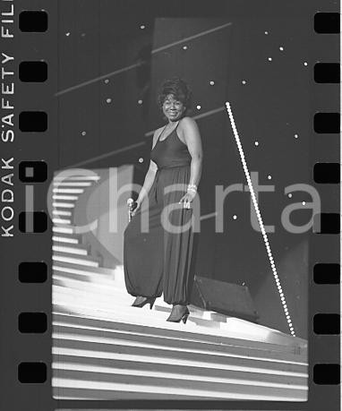 1984 FESTIVAL SANREMO  Randy CRAWFORD canta Why (3) NEGATIVO ORIGINALE Negativo originale in bianco e nero su pellicola.  E' SEVERAMENTE VIETATA LA RIPRODUZIONE.TUTTI I DIRITTI SONO RISERVATI.ICharta mette in vendita, sul negozio eBay e in esclusiva sul sito "icharta" il proprio archivio composto da numerose diapositive e negativi fotografici d'epoca, tutti originali e autentici.Si tratta di uno sguardo inedito sull'attualità, la politica, la vita quotidiana, il gossip e la cultura, che fotografa il cambiamento della nazione (e non solo) tra il 1890 ed il 1990 circa. Un'occasione unica per il mercato del collezionismo, che vede finalmente disponibile un archivio eccezionale per vastità, tematiche e condizioni, in un settore (il negativo fotografico e la diapositiva) di assoluta novità e dalle interessanti prospettive di investimento. FAIR/discreto  Formato: 35mm originale e autentica 1