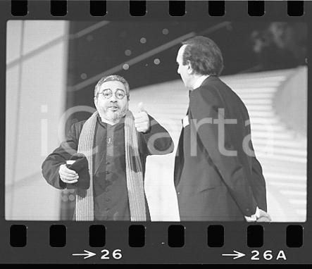 1984 FESTIVAL SANREMO Pippo BAUDO Renzo MONTAGNANI Don Fumino NEGATIVO ORIGINALE Negativo originale in bianco e nero su pellicola.  E' SEVERAMENTE VIETATA LA RIPRODUZIONE.TUTTI I DIRITTI SONO RISERVATI.ICharta mette in vendita, sul negozio eBay e in esclusiva sul sito "icharta" il proprio archivio composto da numerose diapositive e negativi fotografici d'epoca, tutti originali e autentici.Si tratta di uno sguardo inedito sull'attualità, la politica, la vita quotidiana, il gossip e la cultura, che fotografa il cambiamento della nazione (e non solo) tra il 1890 ed il 1990 circa. Un'occasione unica per il mercato del collezionismo, che vede finalmente disponibile un archivio eccezionale per vastità, tematiche e condizioni, in un settore (il negativo fotografico e la diapositiva) di assoluta novità e dalle interessanti prospettive di investimento. FAIR/discreto  Formato: 35mm originale e autentica 1