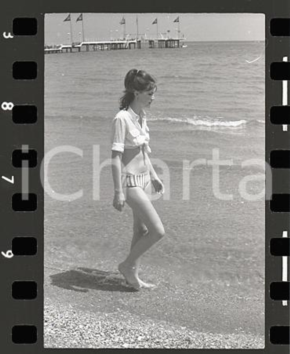 1970ca VENEZIA Sandie SHAW in spiaggia al Lido (7) NEGATIVO ORIGINALE Negativo originale in bianco e nero su pellicola.  E' SEVERAMENTE VIETATA LA RIPRODUZIONE.TUTTI I DIRITTI SONO RISERVATI.ICharta mette in vendita, sul negozio eBay e in esclusiva sul sito "icharta" il proprio archivio composto da numerose diapositive e negativi fotografici d'epoca, tutti originali e autentici.Si tratta di uno sguardo inedito sull'attualità, la politica, la vita quotidiana, il gossip e la cultura, che fotografa il cambiamento della nazione (e non solo) tra il 1890 ed il 1990 circa. Un'occasione unica per il mercato del collezionismo, che vede finalmente disponibile un archivio eccezionale per vastità, tematiche e condizioni, in un settore (il negativo fotografico e la diapositiva) di assoluta novità e dalle interessanti prospettive di investimento. FAIR/discreto  Formato: 35mm originale e autentica 1