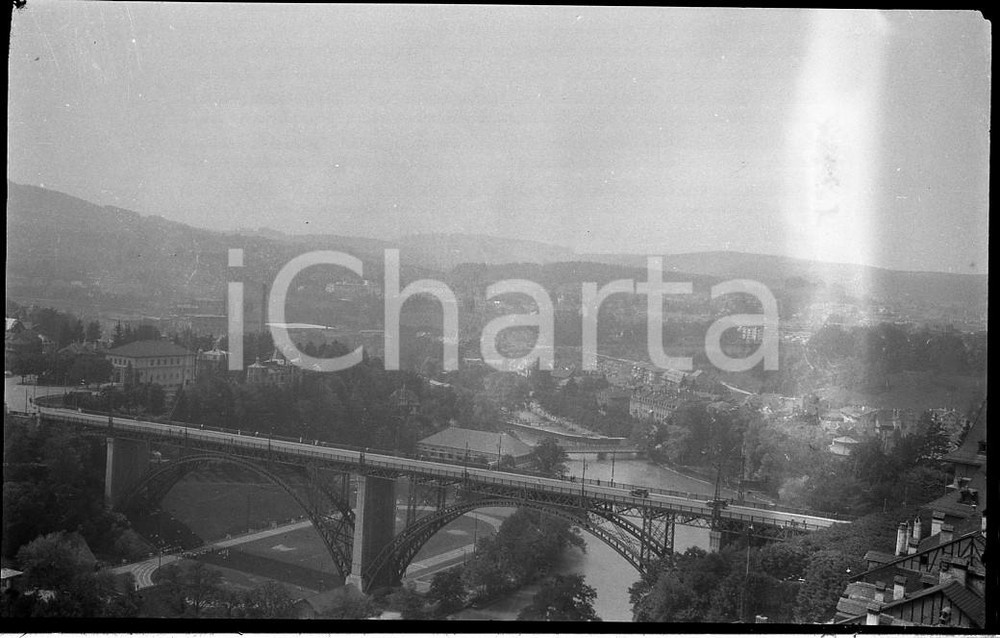 1932 BERNA Kornhaus Brucke il ponte sull'Aare NEGATIVO ORIGINALE Negativo originale in bianco e nero su pellicola.  E' SEVERAMENTE VIETATA LA RIPRODUZIONE.TUTTI I DIRITTI SONO RISERVATI.ICharta mette in vendita, sul negozio eBay e in esclusiva sul sito "icharta" il proprio archivio composto da numerose diapositive e negativi fotografici d'epoca, tutti originali e autentici.Si tratta di uno sguardo inedito sull'attualità, la politica, la vita quotidiana, il gossip e la cultura, che fotografa il cambiamento della nazione (e non solo) tra il 1890 ed il 1990 circa. Un'occasione unica per il mercato del collezionismo, che vede finalmente disponibile un archivio eccezionale per vastità, tematiche e condizioni, in un settore (il negativo fotografico e la diapositiva) di assoluta novità e dalle interessanti prospettive di investimento. FAIR/discreto Alone come da scansione Formato: cm 6 x 9 originale e autentica 1