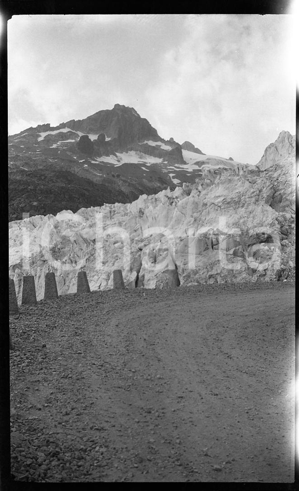 1932 SVIZZERA Ghiacciaio del Rodano al Furkapass NEGATIVO ORIGINALE Negativo originale in bianco e nero su pellicola.  E' SEVERAMENTE VIETATA LA RIPRODUZIONE.TUTTI I DIRITTI SONO RISERVATI.ICharta mette in vendita, sul negozio eBay e in esclusiva sul sito "icharta" il proprio archivio composto da numerose diapositive e negativi fotografici d'epoca, tutti originali e autentici.Si tratta di uno sguardo inedito sull'attualità, la politica, la vita quotidiana, il gossip e la cultura, che fotografa il cambiamento della nazione (e non solo) tra il 1890 ed il 1990 circa. Un'occasione unica per il mercato del collezionismo, che vede finalmente disponibile un archivio eccezionale per vastità, tematiche e condizioni, in un settore (il negativo fotografico e la diapositiva) di assoluta novità e dalle interessanti prospettive di investimento. FAIR/discreto  Formato: cm 6 x 9 originale e autentica 1