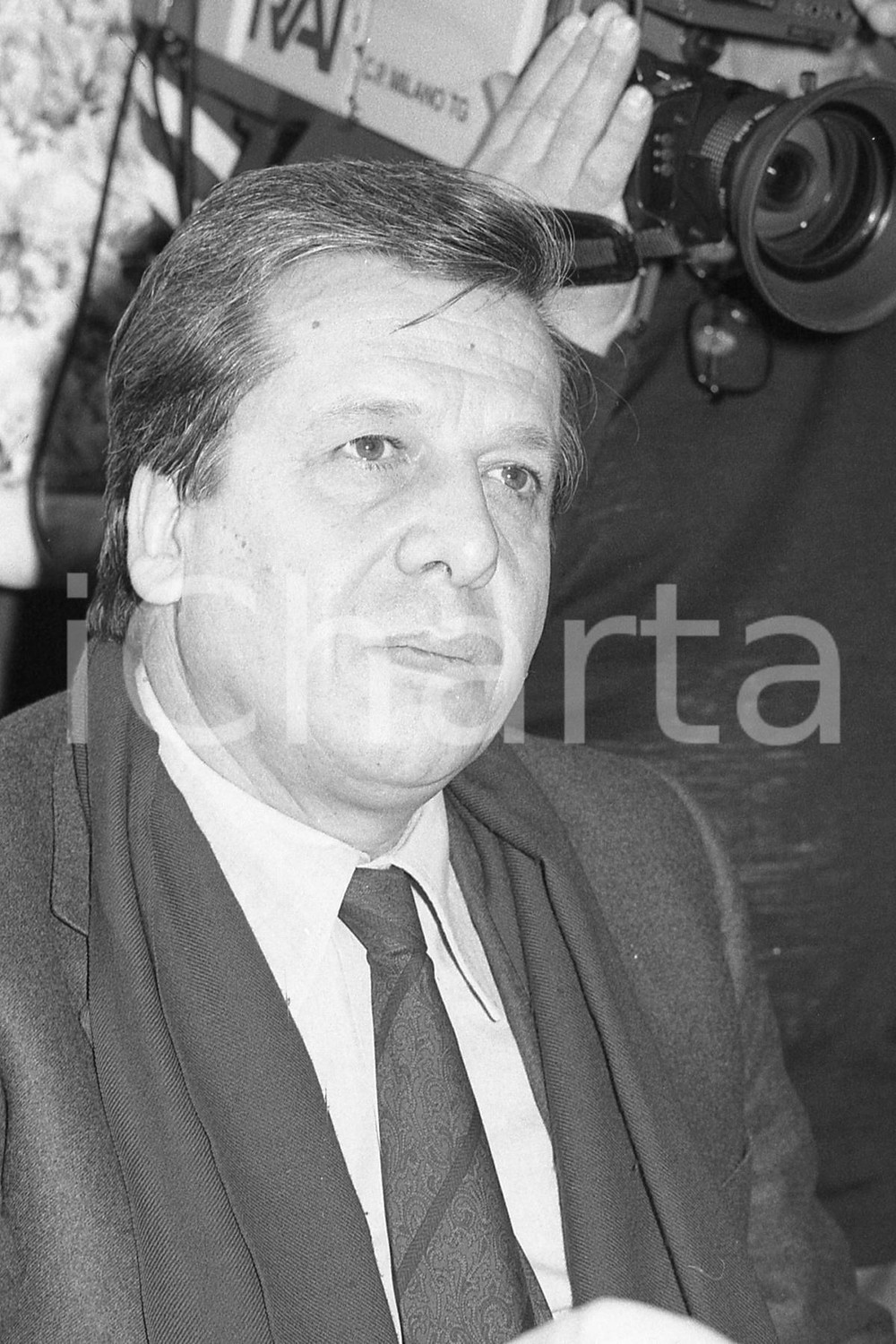 1987 RAI PORTOBELLO Pio DE BERTI GAMBINI incontra la stampa NEGATIVO ORIGINALE Negativo originale in bianco e nero su pellicola.  E' SEVERAMENTE VIETATA LA RIPRODUZIONE.TUTTI I DIRITTI SONO RISERVATI.ICharta mette in vendita, sul negozio eBay e in esclusiva sul sito "icharta" il proprio archivio composto da numerose diapositive e negativi fotografici d'epoca, tutti originali e autentici.Si tratta di uno sguardo inedito sull'attualità, la politica, la vita quotidiana, il gossip e la cultura, che fotografa il cambiamento della nazione (e non solo) tra il 1890 ed il 1990 circa. Un'occasione unica per il mercato del collezionismo, che vede finalmente disponibile un archivio eccezionale per vastità, tematiche e condizioni, in un settore (il negativo fotografico e la diapositiva) di assoluta novità e dalle interessanti prospettive di investimento. FAIR/discreto  Formato: 35mm originale e autentica 1