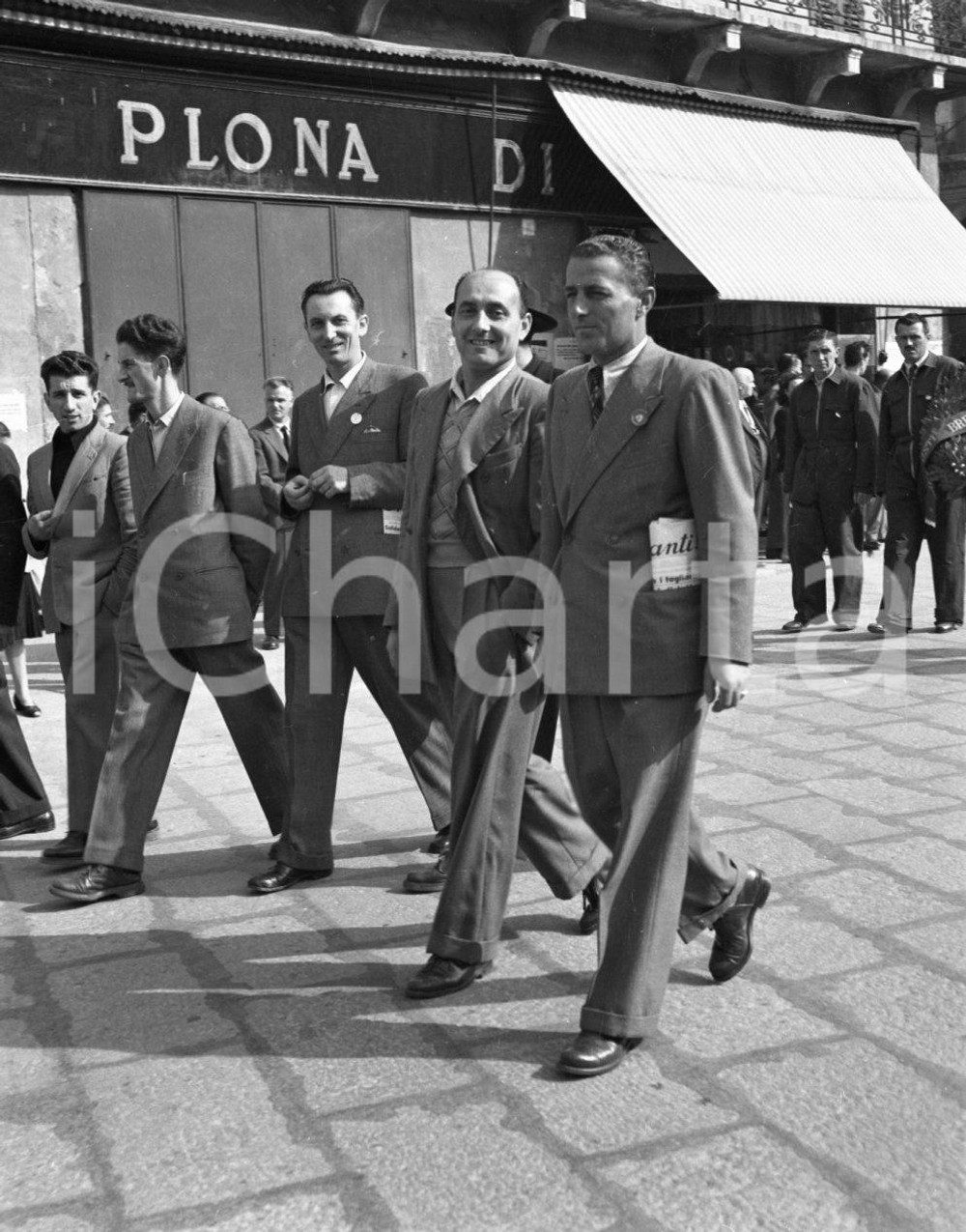 1950 BRESCIA Piazza della Loggia  Festa dell' "Avanti !" (4) NEGATIVO ORIGINALE 8 ottobre 1950 Negativo originale artistico in bianco e nero, su pellicola, in formato cm 4,5 x 6 CONDIZIONI: FAIR ICharta mette in vendita, sul negozio eBay e in esclusiva sul sito "icharta" il proprio archivio composto da numerose diapositive e negativi fotografici d'epoca, tutti originali e autentici, che attraversano la storia del costume italiano tra gli la fine degli anni Sessanta e Novanta.Si tratta di uno sguardo inedito sull'attualità, la politica, la vita quotidiana, il gossip e la cultura, che fotografa il cambiamento della nazione in quest'ultimo scorcio del XX secolo. Un'occasione unica per il mercato del collezionismo, che vede finalmente disponibile un archivio eccezionale per vastità, tematiche e condizioni, in un settore (il negativo fotografico e la diapositiva) di assoluta novità e dalle interessanti prospettive di investimento. CONDIZIONI:FAIR/discreto originale e autentica 1