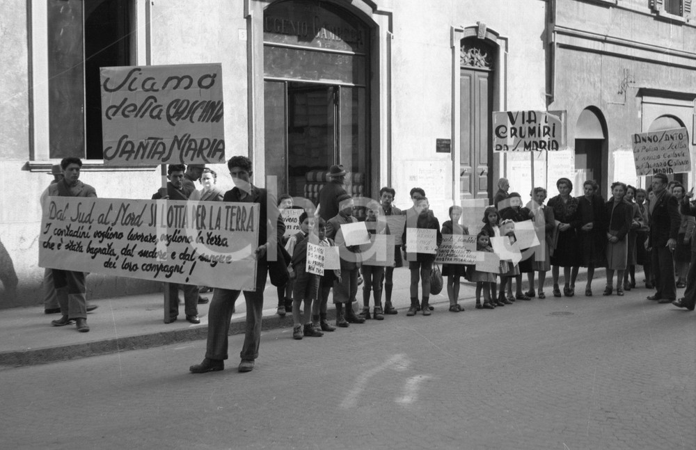 1950 BRESCIA Diritto alla terra, manifestazione contadina  NEGATIVO ORIGINALE Manifestazione in via S. Martino della BattagliaNegativo originale artistico in bianco e nero, su pellicola, in formato cm 9 x 6 CONDIZIONI: FAIR ICharta mette in vendita, sul negozio eBay e in esclusiva sul sito "icharta" il proprio archivio composto da numerose diapositive e negativi fotografici d'epoca, tutti originali e autentici, che attraversano la storia del costume italiano tra gli la fine degli anni Sessanta e Novanta.Si tratta di uno sguardo inedito sull'attualità, la politica, la vita quotidiana, il gossip e la cultura, che fotografa il cambiamento della nazione in quest'ultimo scorcio del XX secolo. Un'occasione unica per il mercato del collezionismo, che vede finalmente disponibile un archivio eccezionale per vastità, tematiche e condizioni, in un settore (il negativo fotografico e la diapositiva) di assoluta novità e dalle interessanti prospettive di investimento. CONDIZIONI:FAIR/discreto originale e autentica 1