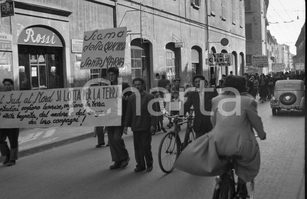 1950 BRESCIA Diritto alla terra, manifestazione contadina (2) NEGATIVO ORIGINALE Manifestazione in via S. Martino della BattagliaNegativo originale artistico in bianco e nero, su pellicola, in formato cm 9 x 6 CONDIZIONI: FAIR ICharta mette in vendita, sul negozio eBay e in esclusiva sul sito "icharta" il proprio archivio composto da numerose diapositive e negativi fotografici d'epoca, tutti originali e autentici, che attraversano la storia del costume italiano tra gli la fine degli anni Sessanta e Novanta.Si tratta di uno sguardo inedito sull'attualità, la politica, la vita quotidiana, il gossip e la cultura, che fotografa il cambiamento della nazione in quest'ultimo scorcio del XX secolo. Un'occasione unica per il mercato del collezionismo, che vede finalmente disponibile un archivio eccezionale per vastità, tematiche e condizioni, in un settore (il negativo fotografico e la diapositiva) di assoluta novità e dalle interessanti prospettive di investimento. CONDIZIONI:FAIR/discreto originale e autentica 1