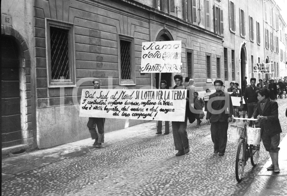 1950 BRESCIA Diritto alla terra, manifestazione contadina (3) NEGATIVO ORIGINALE Manifestazione in via S. Martino della BattagliaNegativo originale artistico in bianco e nero, su pellicola, in formato cm 9 x 6 CONDIZIONI: FAIR ICharta mette in vendita, sul negozio eBay e in esclusiva sul sito "icharta" il proprio archivio composto da numerose diapositive e negativi fotografici d'epoca, tutti originali e autentici, che attraversano la storia del costume italiano tra gli la fine degli anni Sessanta e Novanta.Si tratta di uno sguardo inedito sull'attualità, la politica, la vita quotidiana, il gossip e la cultura, che fotografa il cambiamento della nazione in quest'ultimo scorcio del XX secolo. Un'occasione unica per il mercato del collezionismo, che vede finalmente disponibile un archivio eccezionale per vastità, tematiche e condizioni, in un settore (il negativo fotografico e la diapositiva) di assoluta novità e dalle interessanti prospettive di investimento. CONDIZIONI:FAIR/discreto originale e autentica 1