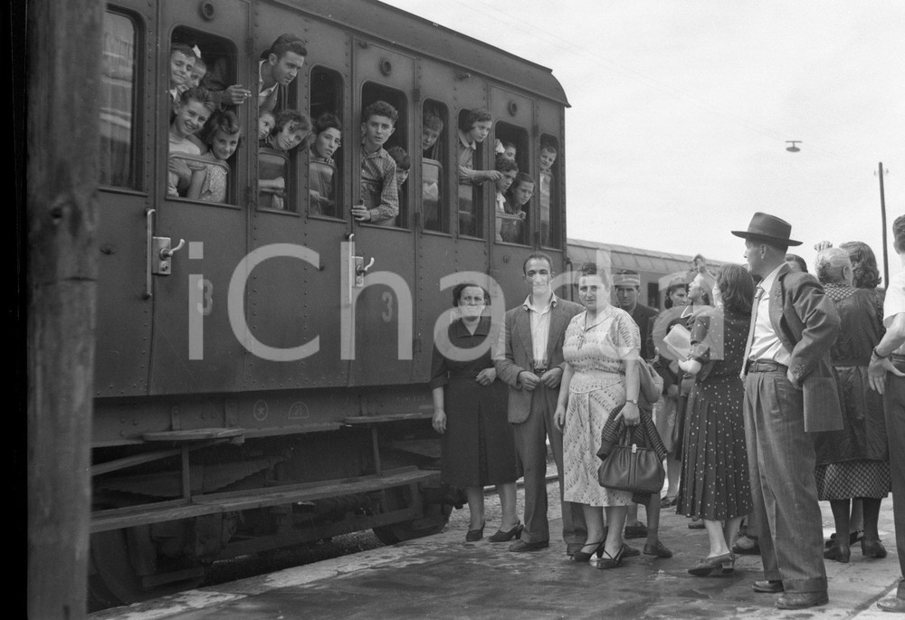 agosto 1951 BRESCIA Bambini in partenza per le colonie (1) NEGATIVO ORIGINALE Negativo originale artistico in bianco e nero, su pellicola, in formato cm 9 x 6 CONDIZIONI: FAIR ICharta mette in vendita, sul negozio eBay e in esclusiva sul sito "icharta" il proprio archivio composto da numerose diapositive e negativi fotografici d'epoca, tutti originali e autentici, che attraversano la storia del costume italiano tra gli la fine degli anni Sessanta e Novanta.Si tratta di uno sguardo inedito sull'attualità, la politica, la vita quotidiana, il gossip e la cultura, che fotografa il cambiamento della nazione in quest'ultimo scorcio del XX secolo. Un'occasione unica per il mercato del collezionismo, che vede finalmente disponibile un archivio eccezionale per vastità, tematiche e condizioni, in un settore (il negativo fotografico e la diapositiva) di assoluta novità e dalle interessanti prospettive di investimento. CONDIZIONI:FAIR/discreto originale e autentica 1