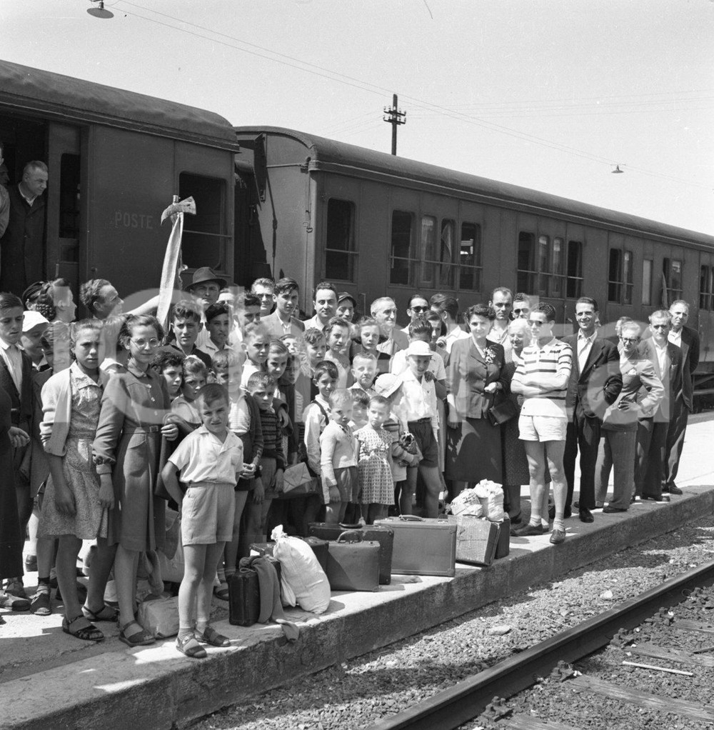 1951 BRESCIA Treno di bambini in partenza per le colonie (2) NEGATIVO ORIGINALE Negativo originale artistico in bianco e nero, su pellicola, in formato cm 6 x 6 CONDIZIONI: FAIR ICharta mette in vendita, sul negozio eBay e in esclusiva sul sito "icharta" il proprio archivio composto da numerose diapositive e negativi fotografici d'epoca, tutti originali e autentici, che attraversano la storia del costume italiano tra gli la fine degli anni Sessanta e Novanta.Si tratta di uno sguardo inedito sull'attualità, la politica, la vita quotidiana, il gossip e la cultura, che fotografa il cambiamento della nazione in quest'ultimo scorcio del XX secolo. Un'occasione unica per il mercato del collezionismo, che vede finalmente disponibile un archivio eccezionale per vastità, tematiche e condizioni, in un settore (il negativo fotografico e la diapositiva) di assoluta novità e dalle interessanti prospettive di investimento. CONDIZIONI:FAIR/discreto originale e autentica 1