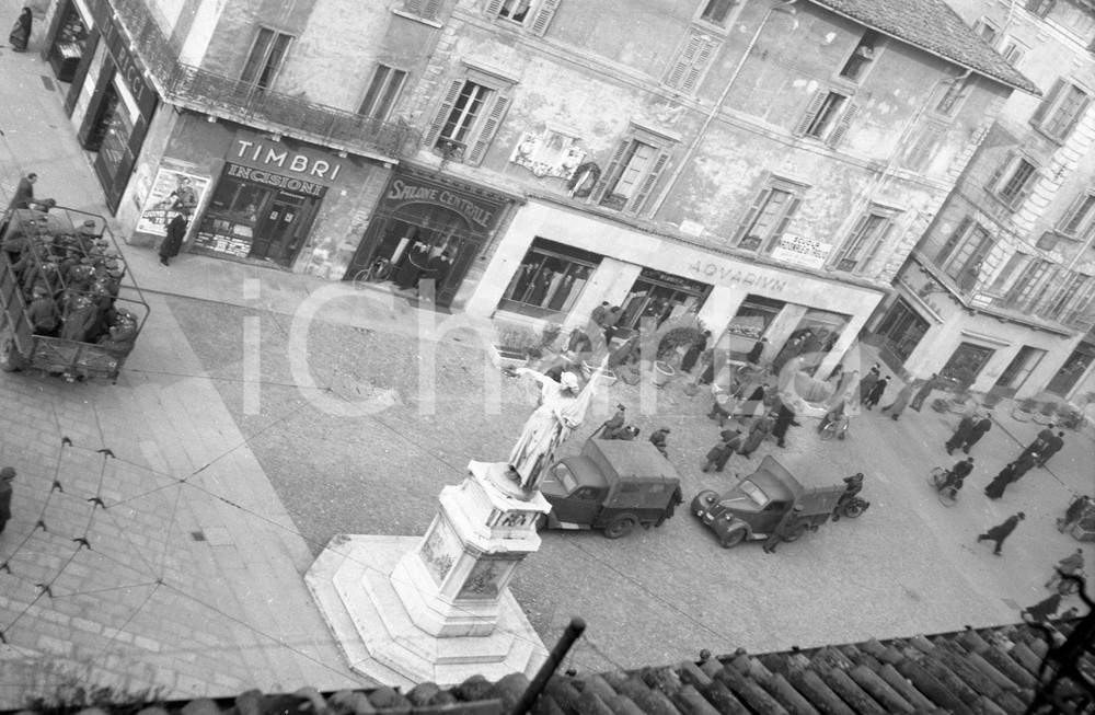 1951 BRESCIA Sciopero per visita EISENHOWER in Italia (2) NEGATIVO ORIGINALE 18 GENNAIO 1951Negativo originale artistico in bianco e nero, su pellicola, in formato cm 9 x 6 CONDIZIONI: FAIR ICharta mette in vendita, sul negozio eBay e in esclusiva sul sito "icharta" il proprio archivio composto da numerose diapositive e negativi fotografici d'epoca, tutti originali e autentici, che attraversano la storia del costume italiano tra gli la fine degli anni Sessanta e Novanta.Si tratta di uno sguardo inedito sull'attualità, la politica, la vita quotidiana, il gossip e la cultura, che fotografa il cambiamento della nazione in quest'ultimo scorcio del XX secolo. Un'occasione unica per il mercato del collezionismo, che vede finalmente disponibile un archivio eccezionale per vastità, tematiche e condizioni, in un settore (il negativo fotografico e la diapositiva) di assoluta novità e dalle interessanti prospettive di investimento. CONDIZIONI:FAIR/discreto originale e autentica 1