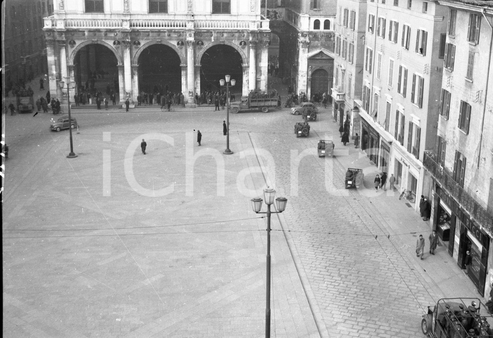 1951 BRESCIA Sciopero per visita EISENHOWER in Italia (3) NEGATIVO ORIGINALE 18 GENNAIO 1951Negativo originale artistico in bianco e nero, su pellicola, in formato cm 9 x 6 CONDIZIONI: FAIR ICharta mette in vendita, sul negozio eBay e in esclusiva sul sito "icharta" il proprio archivio composto da numerose diapositive e negativi fotografici d'epoca, tutti originali e autentici, che attraversano la storia del costume italiano tra gli la fine degli anni Sessanta e Novanta.Si tratta di uno sguardo inedito sull'attualità, la politica, la vita quotidiana, il gossip e la cultura, che fotografa il cambiamento della nazione in quest'ultimo scorcio del XX secolo. Un'occasione unica per il mercato del collezionismo, che vede finalmente disponibile un archivio eccezionale per vastità, tematiche e condizioni, in un settore (il negativo fotografico e la diapositiva) di assoluta novità e dalle interessanti prospettive di investimento. CONDIZIONI:FAIR/discreto originale e autentica 1