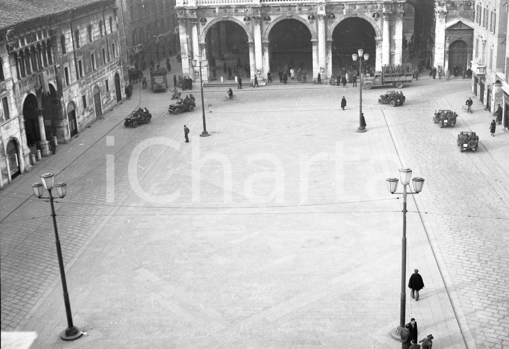 1951 BRESCIA Sciopero per visita EISENHOWER in Italia (4) NEGATIVO ORIGINALE 18 GENNAIO 1951Negativo originale artistico in bianco e nero, su pellicola, in formato cm 9 x 6 CONDIZIONI: FAIR ICharta mette in vendita, sul negozio eBay e in esclusiva sul sito "icharta" il proprio archivio composto da numerose diapositive e negativi fotografici d'epoca, tutti originali e autentici, che attraversano la storia del costume italiano tra gli la fine degli anni Sessanta e Novanta.Si tratta di uno sguardo inedito sull'attualità, la politica, la vita quotidiana, il gossip e la cultura, che fotografa il cambiamento della nazione in quest'ultimo scorcio del XX secolo. Un'occasione unica per il mercato del collezionismo, che vede finalmente disponibile un archivio eccezionale per vastità, tematiche e condizioni, in un settore (il negativo fotografico e la diapositiva) di assoluta novità e dalle interessanti prospettive di investimento. CONDIZIONI:FAIR/discreto originale e autentica 1