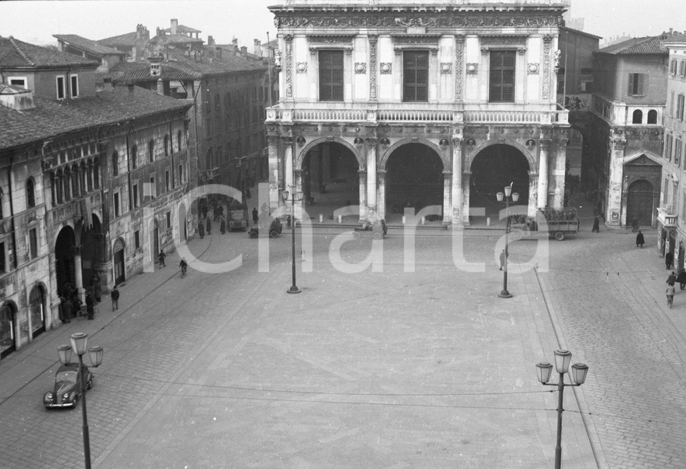 1951 BRESCIA Sciopero per visita EISENHOWER in Italia (5) NEGATIVO ORIGINALE 18 GENNAIO 1951Negativo originale artistico in bianco e nero, su pellicola, in formato cm 9 x 6 CONDIZIONI: FAIR ICharta mette in vendita, sul negozio eBay e in esclusiva sul sito "icharta" il proprio archivio composto da numerose diapositive e negativi fotografici d'epoca, tutti originali e autentici, che attraversano la storia del costume italiano tra gli la fine degli anni Sessanta e Novanta.Si tratta di uno sguardo inedito sull'attualità, la politica, la vita quotidiana, il gossip e la cultura, che fotografa il cambiamento della nazione in quest'ultimo scorcio del XX secolo. Un'occasione unica per il mercato del collezionismo, che vede finalmente disponibile un archivio eccezionale per vastità, tematiche e condizioni, in un settore (il negativo fotografico e la diapositiva) di assoluta novità e dalle interessanti prospettive di investimento. CONDIZIONI:FAIR/discreto originale e autentica 1