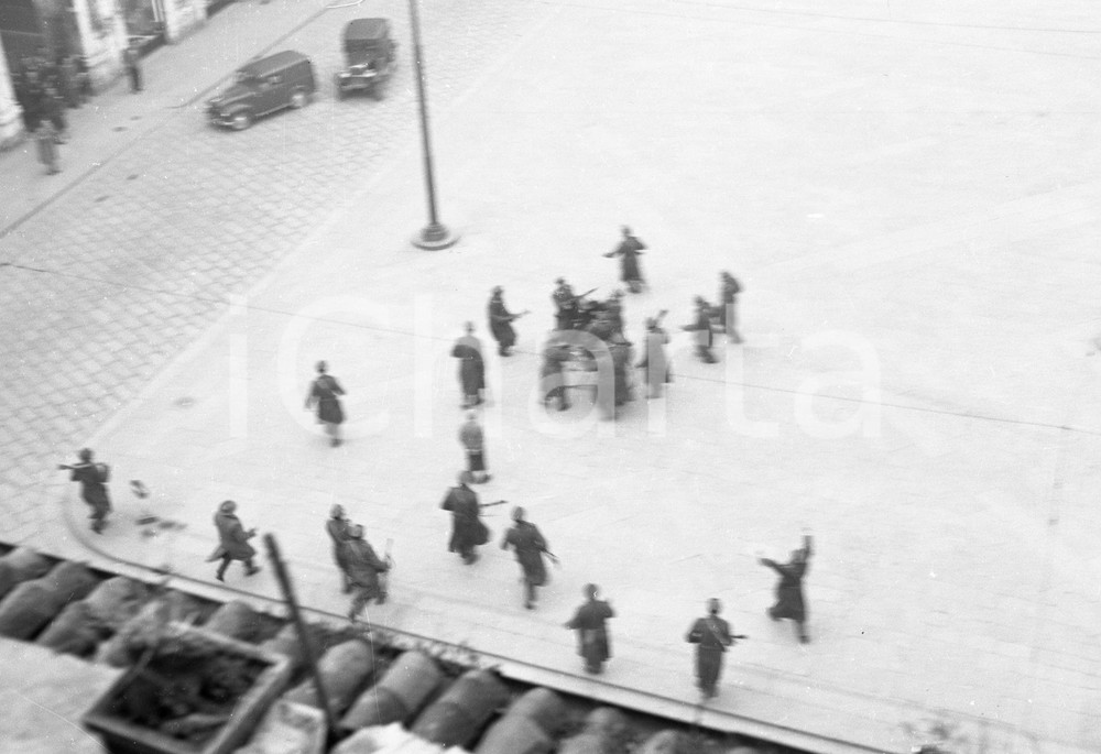 1951 BRESCIA Sciopero EISENHOWER Giordano Bruno SCLAVO malmenato 1 NEGATIVO OR. 18 GENNAIO 1951Nello scatto Giordano Bruno SCLAVO malmenato dalle forze di polizia in piazza Della LoggiaNegativo originale artistico in bianco e nero, su pellicola, in formato cm 9 x 6 CONDIZIONI: FAIR ICharta mette in vendita, sul negozio eBay e in esclusiva sul sito "icharta" il proprio archivio composto da numerose diapositive e negativi fotografici d'epoca, tutti originali e autentici, che attraversano la storia del costume italiano tra gli la fine degli anni Sessanta e Novanta.Si tratta di uno sguardo inedito sull'attualità, la politica, la vita quotidiana, il gossip e la cultura, che fotografa il cambiamento della nazione in quest'ultimo scorcio del XX secolo. Un'occasione unica per il mercato del collezionismo, che vede finalmente disponibile un archivio eccezionale per vastità, tematiche e condizioni, in un settore (il negativo fotografico e la diapositiva) di assoluta novità e dalle interessanti prospettive di investimento. CONDIZIONI:FAIR/discreto originale e autentica 1