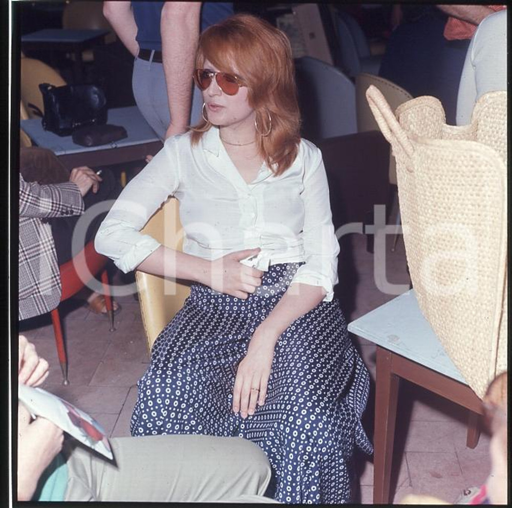1978 MARINA DI PIETRASANTA  MINA a Bussoladomani (2) DIAPOSITIVA ORIGINALE Positivo fotografico a colori su pellicola. CONDIZIONI: FAIR ICharta mette in vendita, sul negozio eBay e in esclusiva sul sito "icharta" il proprio archivio composto da numerose diapositive e negativi fotografici d'epoca, tutti originali e autentici, che attraversano la storia del costume italiano tra gli la fine degli anni Sessanta e Novanta.Si tratta di uno sguardo inedito sull'attualità, la politica, la vita quotidiana, il gossip e la cultura, che fotografa il cambiamento della nazione in quest'ultimo scorcio del XX secolo. Un'occasione unica per il mercato del collezionismo, che vede finalmente disponibile un archivio eccezionale per vastità, tematiche e condizioni, in un settore (il negativo fotografico e la diapositiva) di assoluta novità e dalle interessanti prospettive di investimento. CONDIZIONI:FAIR/discretoFORMATO: cm 6 x 6 originale e autentica 1
