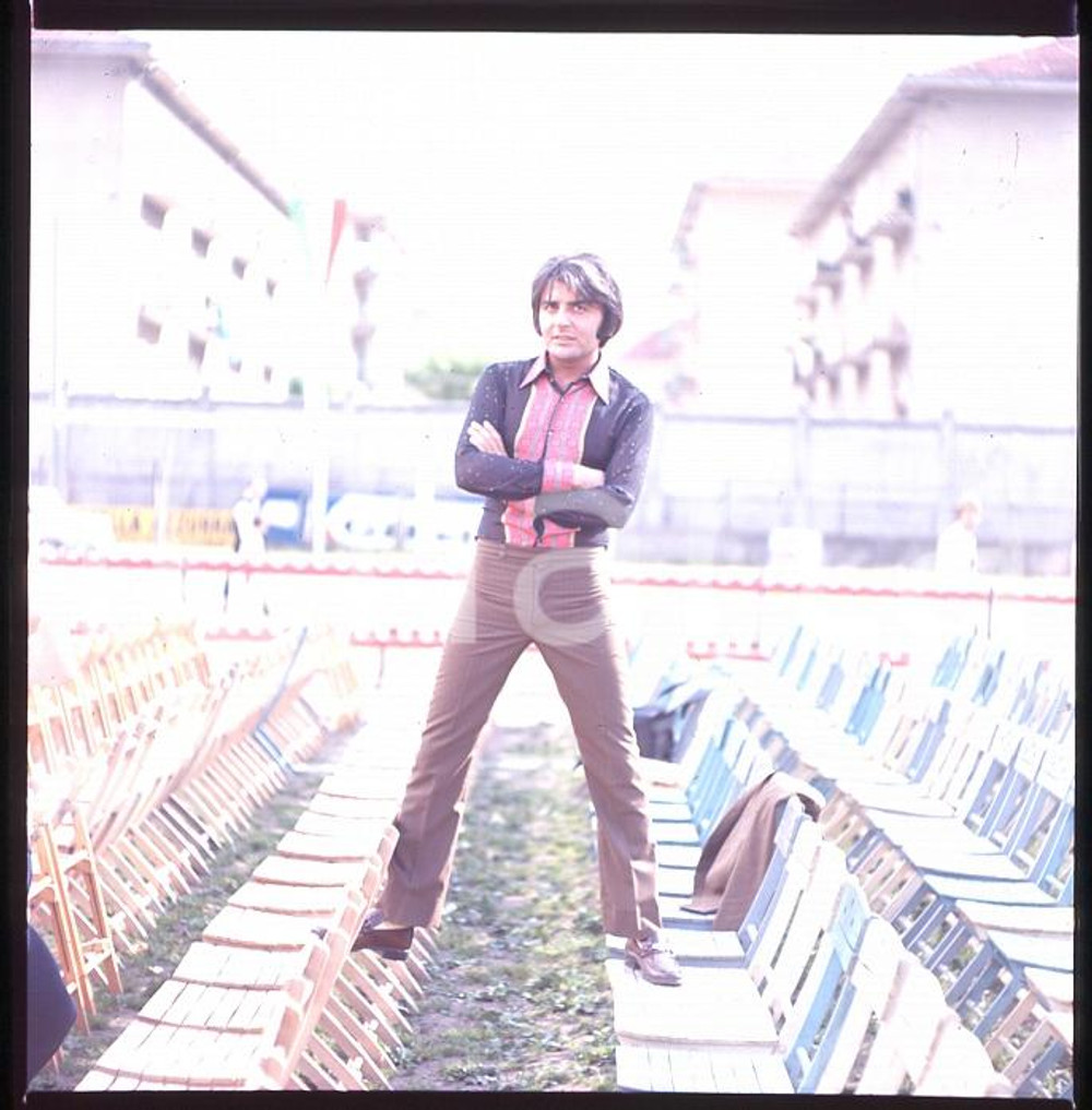 1970ca Patrick SAMSON in un'arena adriatica NEGATIVO ORIGINALE Positivo fotografico a colori su pellicola. CONDIZIONI: FAIR ICharta mette in vendita, sul negozio eBay e in esclusiva sul sito "icharta" il proprio archivio composto da numerose diapositive e negativi fotografici d'epoca, tutti originali e autentici, che attraversano la storia del costume italiano tra gli la fine degli anni Sessanta e Novanta.Si tratta di uno sguardo inedito sull'attualità, la politica, la vita quotidiana, il gossip e la cultura, che fotografa il cambiamento della nazione in quest'ultimo scorcio del XX secolo. Un'occasione unica per il mercato del collezionismo, che vede finalmente disponibile un archivio eccezionale per vastità, tematiche e condizioni, in un settore (il negativo fotografico e la diapositiva) di assoluta novità e dalle interessanti prospettive di investimento. FAIR/discreto  Formato: cm 6 x 6 originale e autentica 1