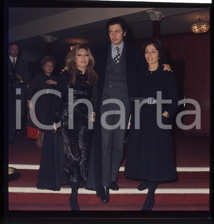 1970ca TEATRO Andrea GIORDANA Alida CHELLI Marina BERTI *NEGATIVO ORIGINALE Positivo fotografico a colori su pellicola. CONDIZIONI: FAIR ICharta mette in vendita, sul negozio eBay e in esclusiva sul sito "icharta" il proprio archivio composto da numerose diapositive e negativi fotografici d'epoca, tutti originali e autentici, che attraversano la storia del costume italiano tra gli la fine degli anni Sessanta e Novanta.Si tratta di uno sguardo inedito sull'attualità, la politica, la vita quotidiana, il gossip e la cultura, che fotografa il cambiamento della nazione in quest'ultimo scorcio del XX secolo. Un'occasione unica per il mercato del collezionismo, che vede finalmente disponibile un archivio eccezionale per vastità, tematiche e condizioni, in un settore (il negativo fotografico e la diapositiva) di assoluta novità e dalle interessanti prospettive di investimento. FAIR/discreto  Formato: cm 6 x 6 originale e autentica 1