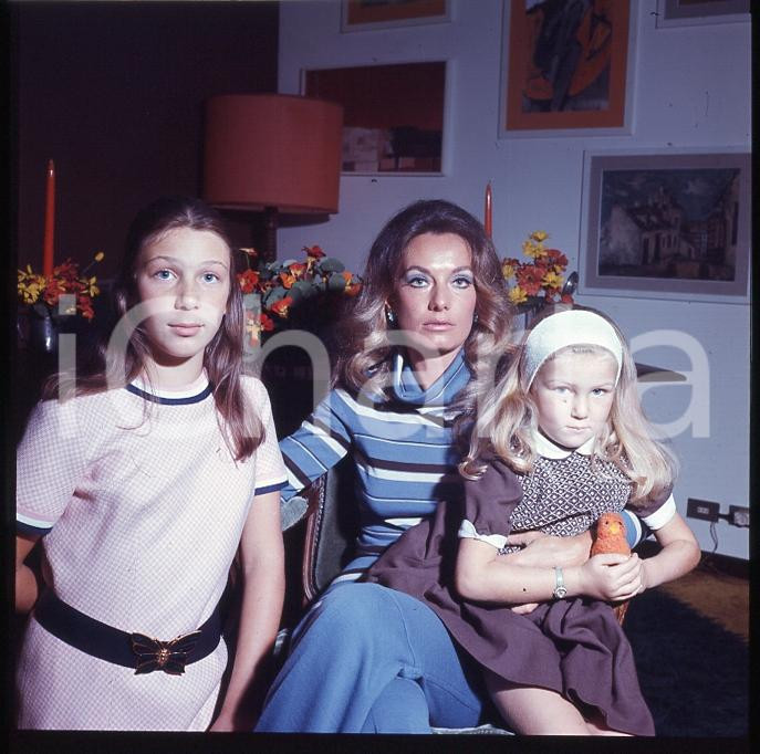 1970ca COSTUME Luisella STABILE RIVA ritratto NEGATIVO ORIGINALE Positivo fotografico a colori su pellicola. CONDIZIONI: FAIR ICharta mette in vendita, sul negozio eBay e in esclusiva sul sito "icharta" il proprio archivio composto da numerose diapositive e negativi fotografici d'epoca, tutti originali e autentici, che attraversano la storia del costume italiano tra gli la fine degli anni Sessanta e Novanta.Si tratta di uno sguardo inedito sull'attualità, la politica, la vita quotidiana, il gossip e la cultura, che fotografa il cambiamento della nazione in quest'ultimo scorcio del XX secolo. Un'occasione unica per il mercato del collezionismo, che vede finalmente disponibile un archivio eccezionale per vastità, tematiche e condizioni, in un settore (il negativo fotografico e la diapositiva) di assoluta novità e dalle interessanti prospettive di investimento. FAIR/discreto  Formato: cm 6 x 6 originale e autentica 1