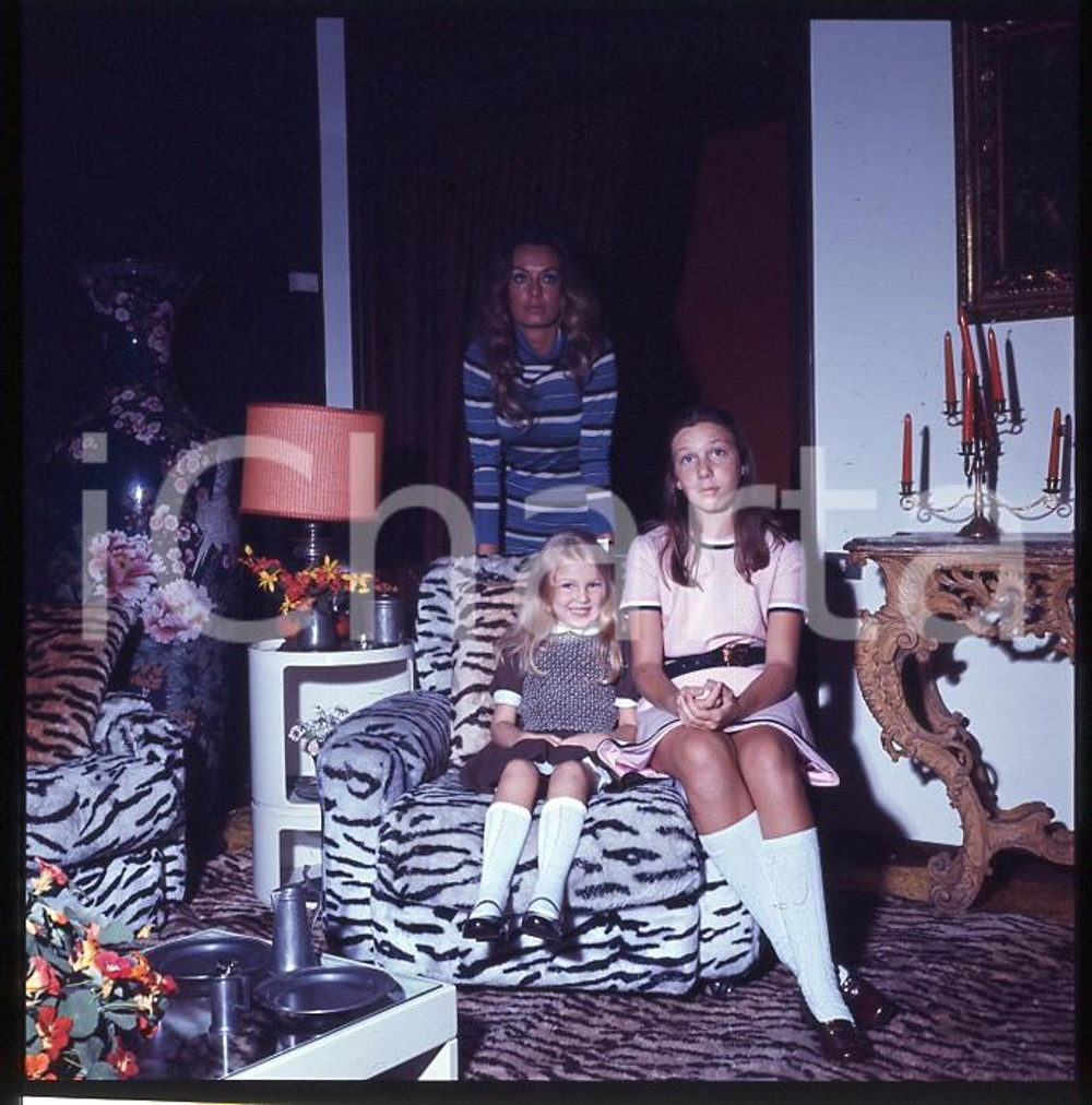 1970ca COSTUME Luisella STABILE RIVA ritratto NEGATIVO ORIGINALE 1 Positivo fotografico a colori su pellicola. CONDIZIONI: FAIR ICharta mette in vendita, sul negozio eBay e in esclusiva sul sito "icharta" il proprio archivio composto da numerose diapositive e negativi fotografici d'epoca, tutti originali e autentici, che attraversano la storia del costume italiano tra gli la fine degli anni Sessanta e Novanta.Si tratta di uno sguardo inedito sull'attualità, la politica, la vita quotidiana, il gossip e la cultura, che fotografa il cambiamento della nazione in quest'ultimo scorcio del XX secolo. Un'occasione unica per il mercato del collezionismo, che vede finalmente disponibile un archivio eccezionale per vastità, tematiche e condizioni, in un settore (il negativo fotografico e la diapositiva) di assoluta novità e dalle interessanti prospettive di investimento. FAIR/discreto  Formato: cm 6 x 6 originale e autentica 1