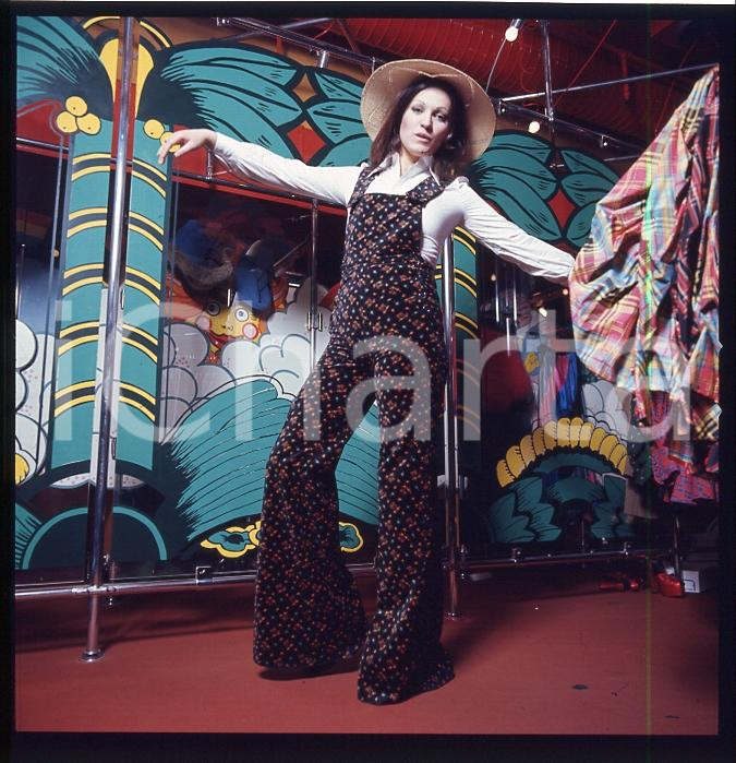 1970ca COSTUME Marisa SACCHETTO Ritratto in boutique NEGATIVO ORIGINALE 2 Positivo fotografico a colori su pellicola. CONDIZIONI: FAIR ICharta mette in vendita, sul negozio eBay e in esclusiva sul sito "icharta" il proprio archivio composto da numerose diapositive e negativi fotografici d'epoca, tutti originali e autentici, che attraversano la storia del costume italiano tra gli la fine degli anni Sessanta e Novanta.Si tratta di uno sguardo inedito sull'attualità, la politica, la vita quotidiana, il gossip e la cultura, che fotografa il cambiamento della nazione in quest'ultimo scorcio del XX secolo. Un'occasione unica per il mercato del collezionismo, che vede finalmente disponibile un archivio eccezionale per vastità, tematiche e condizioni, in un settore (il negativo fotografico e la diapositiva) di assoluta novità e dalle interessanti prospettive di investimento. FAIR/discreto  Formato: cm 6 x 6 originale e autentica 1