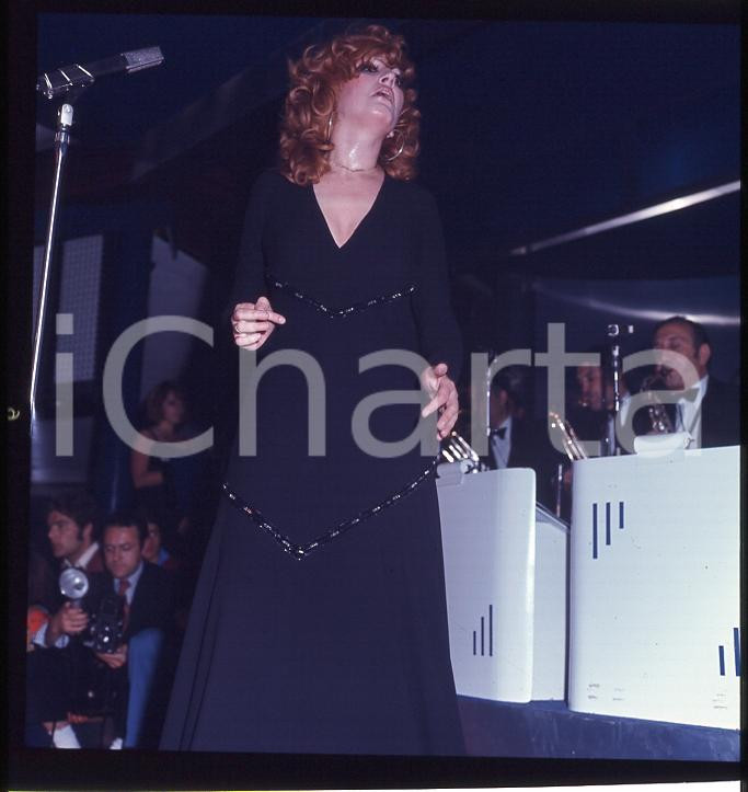 1978 MARINA DI PIETRASANTA  MINA a Bussoladomani 2 DIAPOSITIVA ORIGINALE Positivo fotografico a colori su pellicola. CONDIZIONI: FAIR ICharta mette in vendita, sul negozio eBay e in esclusiva sul sito "icharta" il proprio archivio composto da numerose diapositive e negativi fotografici d'epoca, tutti originali e autentici, che attraversano la storia del costume italiano tra gli la fine degli anni Sessanta e Novanta.Si tratta di uno sguardo inedito sull'attualità, la politica, la vita quotidiana, il gossip e la cultura, che fotografa il cambiamento della nazione in quest'ultimo scorcio del XX secolo. Un'occasione unica per il mercato del collezionismo, che vede finalmente disponibile un archivio eccezionale per vastità, tematiche e condizioni, in un settore (il negativo fotografico e la diapositiva) di assoluta novità e dalle interessanti prospettive di investimento. CONDIZIONI:FAIR/discretoFORMATO: cm 6 x 6 originale e autentica 1