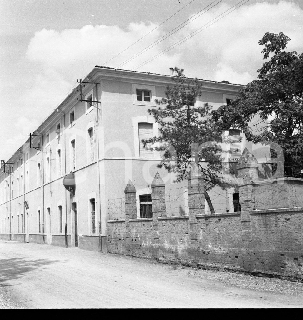 1951 BRESCIA Scorcio di una via del centro NEGATIVO ORIGINALE Negativo originale artistico in bianco e nero, su pellicola, in formato cm 6 x 6 CONDIZIONI: FAIR ICharta mette in vendita, sul negozio eBay e in esclusiva sul sito "icharta" il proprio archivio composto da numerose diapositive e negativi fotografici d'epoca, tutti originali e autentici, che attraversano la storia del costume italiano tra gli la fine degli anni Sessanta e Novanta.Si tratta di uno sguardo inedito sull'attualità, la politica, la vita quotidiana, il gossip e la cultura, che fotografa il cambiamento della nazione in quest'ultimo scorcio del XX secolo. Un'occasione unica per il mercato del collezionismo, che vede finalmente disponibile un archivio eccezionale per vastità, tematiche e condizioni, in un settore (il negativo fotografico e la diapositiva) di assoluta novità e dalle interessanti prospettive di investimento. CONDIZIONI:FAIR/discretoFORMATO: cm 6 x 6 originale e autentica 1