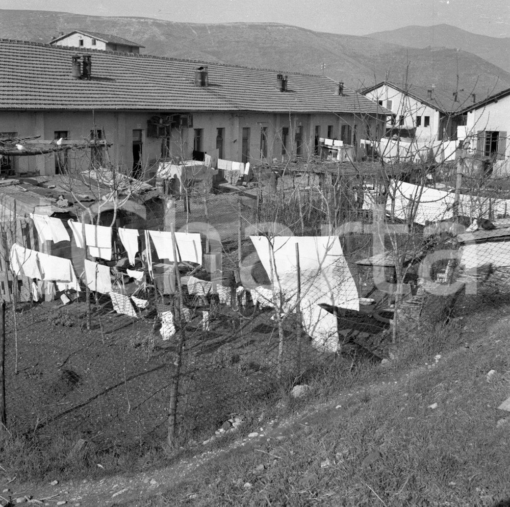 1951 BRESCIA il dramma degli sfrattati in campagna (1) NEGATIVO ORIGINALE Negativo originale artistico in bianco e nero, su pellicola, in formato cm 6 x 6 CONDIZIONI: FAIR ICharta mette in vendita, sul negozio eBay e in esclusiva sul sito "icharta" il proprio archivio composto da numerose diapositive e negativi fotografici d'epoca, tutti originali e autentici, che attraversano la storia del costume italiano tra gli la fine degli anni Sessanta e Novanta.Si tratta di uno sguardo inedito sull'attualità, la politica, la vita quotidiana, il gossip e la cultura, che fotografa il cambiamento della nazione in quest'ultimo scorcio del XX secolo. Un'occasione unica per il mercato del collezionismo, che vede finalmente disponibile un archivio eccezionale per vastità, tematiche e condizioni, in un settore (il negativo fotografico e la diapositiva) di assoluta novità e dalle interessanti prospettive di investimento. CONDIZIONI:FAIR/discreto originale e autentica 1