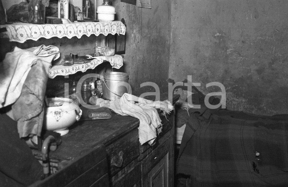 1951 BRESCIA il dramma degli sfrattati in campagna (3) NEGATIVO ORIGINALE Negativo originale artistico in bianco e nero, su pellicola, in formato cm 9 x 6 CONDIZIONI: FAIR ICharta mette in vendita, sul negozio eBay e in esclusiva sul sito "icharta" il proprio archivio composto da numerose diapositive e negativi fotografici d'epoca, tutti originali e autentici, che attraversano la storia del costume italiano tra gli la fine degli anni Sessanta e Novanta.Si tratta di uno sguardo inedito sull'attualità, la politica, la vita quotidiana, il gossip e la cultura, che fotografa il cambiamento della nazione in quest'ultimo scorcio del XX secolo. Un'occasione unica per il mercato del collezionismo, che vede finalmente disponibile un archivio eccezionale per vastità, tematiche e condizioni, in un settore (il negativo fotografico e la diapositiva) di assoluta novità e dalle interessanti prospettive di investimento. CONDIZIONI:FAIR/discreto originale e autentica 1
