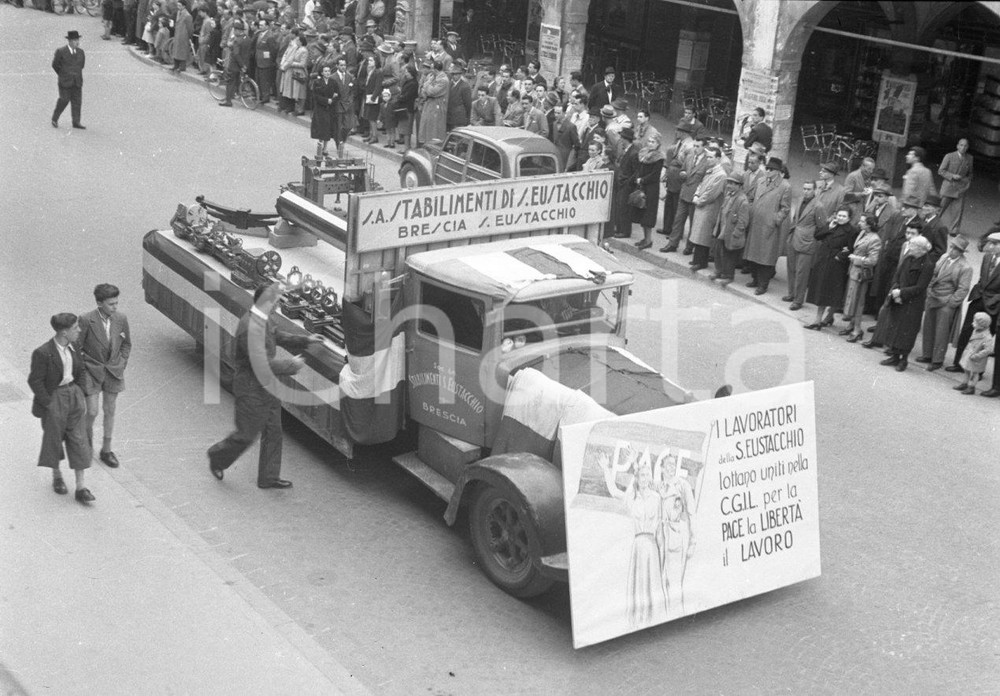 1951 BRESCIA Corteo per la festa del 1° maggio (2) NEGATIVO ORIGINALE Negativo originale artistico in bianco e nero, su pellicola, in formato cm 6 x 4,5 CONDIZIONI: FAIR ICharta mette in vendita, sul negozio eBay e in esclusiva sul sito "icharta" il proprio archivio composto da numerose diapositive e negativi fotografici d'epoca, tutti originali e autentici, che attraversano la storia del costume italiano tra gli la fine degli anni Sessanta e Novanta.Si tratta di uno sguardo inedito sull'attualità, la politica, la vita quotidiana, il gossip e la cultura, che fotografa il cambiamento della nazione in quest'ultimo scorcio del XX secolo. Un'occasione unica per il mercato del collezionismo, che vede finalmente disponibile un archivio eccezionale per vastità, tematiche e condizioni, in un settore (il negativo fotografico e la diapositiva) di assoluta novità e dalle interessanti prospettive di investimento. CONDIZIONI:FAIR/discreto originale e autentica 1
