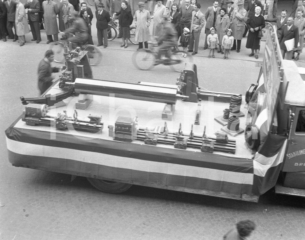 1951 BRESCIA Corteo per la festa del 1° maggio (1) NEGATIVO ORIGINALE Negativo originale artistico in bianco e nero, su pellicola, in formato cm 6 x 4,5 CONDIZIONI: FAIR ICharta mette in vendita, sul negozio eBay e in esclusiva sul sito "icharta" il proprio archivio composto da numerose diapositive e negativi fotografici d'epoca, tutti originali e autentici, che attraversano la storia del costume italiano tra gli la fine degli anni Sessanta e Novanta.Si tratta di uno sguardo inedito sull'attualità, la politica, la vita quotidiana, il gossip e la cultura, che fotografa il cambiamento della nazione in quest'ultimo scorcio del XX secolo. Un'occasione unica per il mercato del collezionismo, che vede finalmente disponibile un archivio eccezionale per vastità, tematiche e condizioni, in un settore (il negativo fotografico e la diapositiva) di assoluta novità e dalle interessanti prospettive di investimento. CONDIZIONI:FAIR/discreto originale e autentica 1