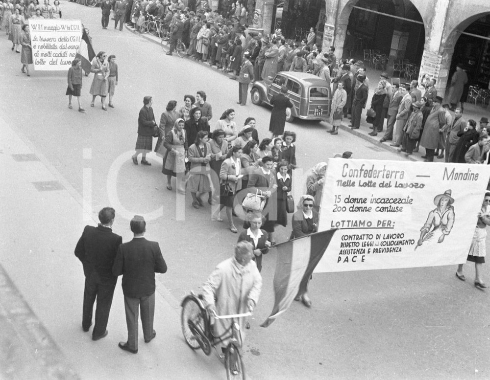 1951 BRESCIA Corteo per la festa del 1° maggio (3) NEGATIVO ORIGINALE Negativo originale artistico in bianco e nero, su pellicola, in formato cm 6 x 4,5 CONDIZIONI: FAIR ICharta mette in vendita, sul negozio eBay e in esclusiva sul sito "icharta" il proprio archivio composto da numerose diapositive e negativi fotografici d'epoca, tutti originali e autentici, che attraversano la storia del costume italiano tra gli la fine degli anni Sessanta e Novanta.Si tratta di uno sguardo inedito sull'attualità, la politica, la vita quotidiana, il gossip e la cultura, che fotografa il cambiamento della nazione in quest'ultimo scorcio del XX secolo. Un'occasione unica per il mercato del collezionismo, che vede finalmente disponibile un archivio eccezionale per vastità, tematiche e condizioni, in un settore (il negativo fotografico e la diapositiva) di assoluta novità e dalle interessanti prospettive di investimento. CONDIZIONI:FAIR/discreto originale e autentica 1