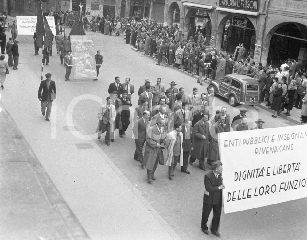 1951 BRESCIA Corteo per la festa del 1° maggio (6) NEGATIVO ORIGINALE Negativo originale artistico in bianco e nero, su pellicola, in formato cm 6 x 4,5 CONDIZIONI: FAIR ICharta mette in vendita, sul negozio eBay e in esclusiva sul sito "icharta" il proprio archivio composto da numerose diapositive e negativi fotografici d'epoca, tutti originali e autentici, che attraversano la storia del costume italiano tra gli la fine degli anni Sessanta e Novanta.Si tratta di uno sguardo inedito sull'attualità, la politica, la vita quotidiana, il gossip e la cultura, che fotografa il cambiamento della nazione in quest'ultimo scorcio del XX secolo. Un'occasione unica per il mercato del collezionismo, che vede finalmente disponibile un archivio eccezionale per vastità, tematiche e condizioni, in un settore (il negativo fotografico e la diapositiva) di assoluta novità e dalle interessanti prospettive di investimento. CONDIZIONI:FAIR/discreto originale e autentica 1