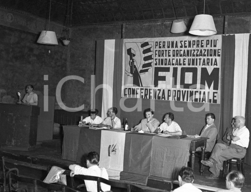 1951 BRESCIA Conferenza provinciale FIOM (1) NEGATIVO ORIGINALE Negativo originale artistico in bianco e nero, su pellicola, in formato cm 6 x 4,5 CONDIZIONI: FAIR ICharta mette in vendita, sul negozio eBay e in esclusiva sul sito "icharta" il proprio archivio composto da numerose diapositive e negativi fotografici d'epoca, tutti originali e autentici, che attraversano la storia del costume italiano tra gli la fine degli anni Sessanta e Novanta.Si tratta di uno sguardo inedito sull'attualità, la politica, la vita quotidiana, il gossip e la cultura, che fotografa il cambiamento della nazione in quest'ultimo scorcio del XX secolo. Un'occasione unica per il mercato del collezionismo, che vede finalmente disponibile un archivio eccezionale per vastità, tematiche e condizioni, in un settore (il negativo fotografico e la diapositiva) di assoluta novità e dalle interessanti prospettive di investimento. CONDIZIONI:FAIR/discreto originale e autentica 1