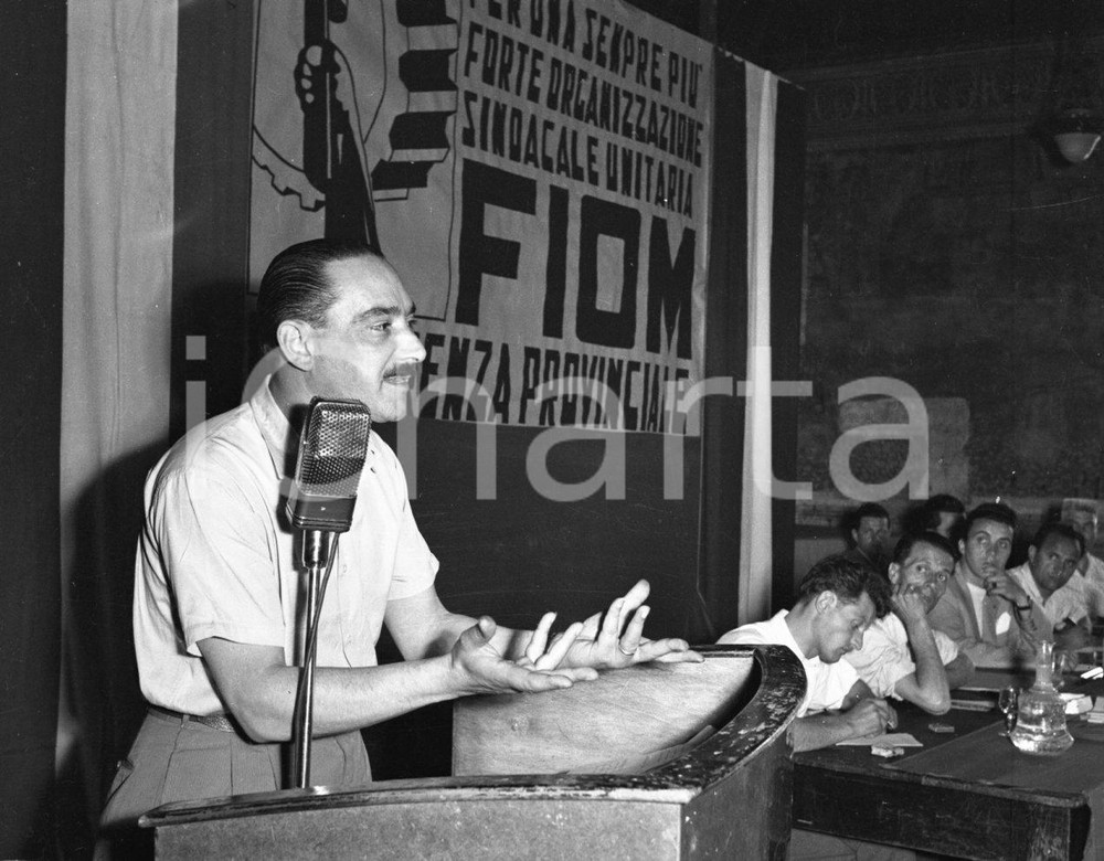 1951 BRESCIA Conferenza provinciale FIOM (2) NEGATIVO ORIGINALE Negativo originale artistico in bianco e nero, su pellicola, in formato cm 6 x 4,5 CONDIZIONI: FAIR ICharta mette in vendita, sul negozio eBay e in esclusiva sul sito "icharta" il proprio archivio composto da numerose diapositive e negativi fotografici d'epoca, tutti originali e autentici, che attraversano la storia del costume italiano tra gli la fine degli anni Sessanta e Novanta.Si tratta di uno sguardo inedito sull'attualità, la politica, la vita quotidiana, il gossip e la cultura, che fotografa il cambiamento della nazione in quest'ultimo scorcio del XX secolo. Un'occasione unica per il mercato del collezionismo, che vede finalmente disponibile un archivio eccezionale per vastità, tematiche e condizioni, in un settore (il negativo fotografico e la diapositiva) di assoluta novità e dalle interessanti prospettive di investimento. CONDIZIONI:FAIR/discreto originale e autentica 1