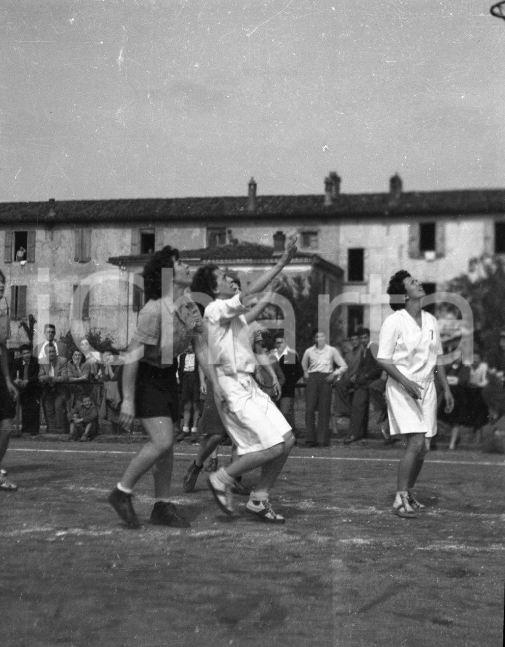 1947 BRESCIA Pallacanestro femminile campo via Carducci (5) NEGATIVO ORIGINALE Negativo originale in bianco e nero, su pellicola, in formato cm 4,5 x 6 CONDIZIONI: FAIR E' SEVERAMENTE VIETATA LA RIPRODUZIONE.TUTTI I DIRITTI SONO RISERVATI.ICharta mette in vendita, sul negozio eBay e in esclusiva sul sito "icharta" il proprio archivio composto da numerose diapositive e negativi fotografici d'epoca, tutti originali e autentici.Si tratta di uno sguardo inedito sull'attualità, la politica, la vita quotidiana, il gossip e la cultura, che fotografa il cambiamento della nazione (e non solo) tra il 1890 ed il 1990 circa. Un'occasione unica per il mercato del collezionismo, che vede finalmente disponibile un archivio eccezionale per vastità, tematiche e condizioni, in un settore (il negativo fotografico e la diapositiva) di assoluta novità e dalle interessanti prospettive di investimento. CONDIZIONI:POOR/danneggiato originale e autentica 1
