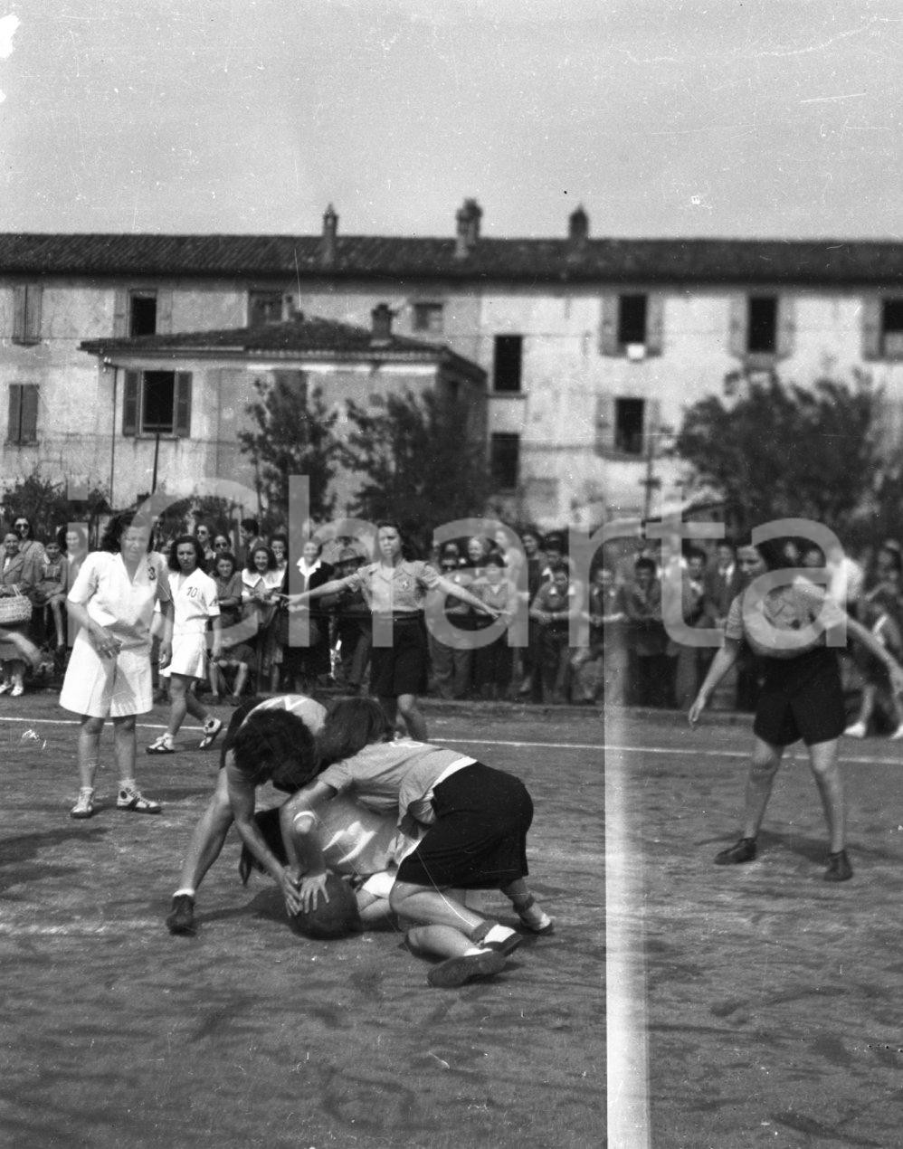 1947 BRESCIA Pallacanestro femminile campo via Carducci (6) NEGATIVO ORIGINALE Negativo originale in bianco e nero, su pellicola, in formato cm 4,5 x 6  E' SEVERAMENTE VIETATA LA RIPRODUZIONE.TUTTI I DIRITTI SONO RISERVATI.ICharta mette in vendita, sul negozio eBay e in esclusiva sul sito "icharta" il proprio archivio composto da numerose diapositive e negativi fotografici d'epoca, tutti originali e autentici.Si tratta di uno sguardo inedito sull'attualità, la politica, la vita quotidiana, il gossip e la cultura, che fotografa il cambiamento della nazione (e non solo) tra il 1890 ed il 1990 circa. Un'occasione unica per il mercato del collezionismo, che vede finalmente disponibile un archivio eccezionale per vastità, tematiche e condizioni, in un settore (il negativo fotografico e la diapositiva) di assoluta novità e dalle interessanti prospettive di investimento. CONDIZIONI:POOR/danneggiato Difetti come da scansione originale e autentica 1