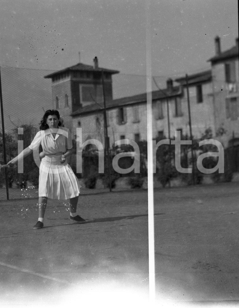 1947 BRESCIA via Carducci ? Tennis femminile NEGATIVO ORIGINALE Negativo originale in bianco e nero, su pellicola, in formato cm 4,5 x 6  E' SEVERAMENTE VIETATA LA RIPRODUZIONE.TUTTI I DIRITTI SONO RISERVATI.ICharta mette in vendita, sul negozio eBay e in esclusiva sul sito "icharta" il proprio archivio composto da numerose diapositive e negativi fotografici d'epoca, tutti originali e autentici.Si tratta di uno sguardo inedito sull'attualità, la politica, la vita quotidiana, il gossip e la cultura, che fotografa il cambiamento della nazione (e non solo) tra il 1890 ed il 1990 circa. Un'occasione unica per il mercato del collezionismo, che vede finalmente disponibile un archivio eccezionale per vastità, tematiche e condizioni, in un settore (il negativo fotografico e la diapositiva) di assoluta novità e dalle interessanti prospettive di investimento. CONDIZIONI:POOR/danneggiato Difetti come da scansione originale e autentica 1