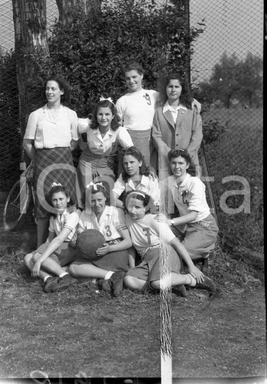 1947 BRESCIA Squadra basket femminile campo via Carducci (9) NEGATIVO ORIGINALE Negativo originale in bianco e nero, su pellicola, in formato cm 4,5 x 6  E' SEVERAMENTE VIETATA LA RIPRODUZIONE.TUTTI I DIRITTI SONO RISERVATI.ICharta mette in vendita, sul negozio eBay e in esclusiva sul sito "icharta" il proprio archivio composto da numerose diapositive e negativi fotografici d'epoca, tutti originali e autentici.Si tratta di uno sguardo inedito sull'attualità, la politica, la vita quotidiana, il gossip e la cultura, che fotografa il cambiamento della nazione (e non solo) tra il 1890 ed il 1990 circa. Un'occasione unica per il mercato del collezionismo, che vede finalmente disponibile un archivio eccezionale per vastità, tematiche e condizioni, in un settore (il negativo fotografico e la diapositiva) di assoluta novità e dalle interessanti prospettive di investimento. CONDIZIONI:POOR/danneggiato Difetti come da scansione originale e autentica 1
