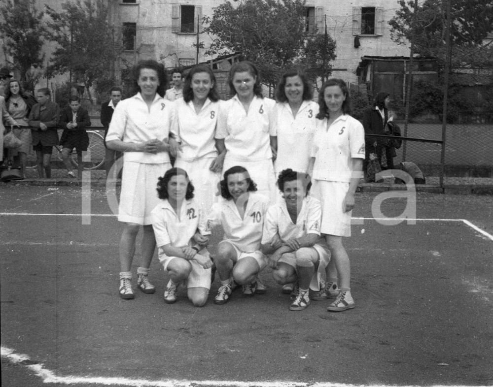 1947 BRESCIA Squadra basket femminile campo via Carducci (10) NEGATIVO ORIGINALE Negativo originale in bianco e nero, su pellicola, in formato cm 6 x 4,5 CONDIZIONI: FAIR E' SEVERAMENTE VIETATA LA RIPRODUZIONE.TUTTI I DIRITTI SONO RISERVATI.ICharta mette in vendita, sul negozio eBay e in esclusiva sul sito "icharta" il proprio archivio composto da numerose diapositive e negativi fotografici d'epoca, tutti originali e autentici.Si tratta di uno sguardo inedito sull'attualità, la politica, la vita quotidiana, il gossip e la cultura, che fotografa il cambiamento della nazione (e non solo) tra il 1890 ed il 1990 circa. Un'occasione unica per il mercato del collezionismo, che vede finalmente disponibile un archivio eccezionale per vastità, tematiche e condizioni, in un settore (il negativo fotografico e la diapositiva) di assoluta novità e dalle interessanti prospettive di investimento. CONDIZIONI:FAIR/discreto originale e autentica 1