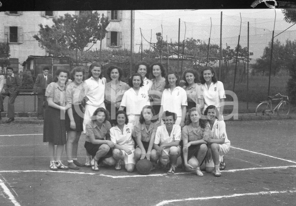 1947 BRESCIA Squadre basket femminile campo via Carducci (11) NEGATIVO ORIGINALE Negativo originale in bianco e nero, su pellicola, in formato cm 6 x 4,5 CONDIZIONI: FAIR E' SEVERAMENTE VIETATA LA RIPRODUZIONE.TUTTI I DIRITTI SONO RISERVATI.ICharta mette in vendita, sul negozio eBay e in esclusiva sul sito "icharta" il proprio archivio composto da numerose diapositive e negativi fotografici d'epoca, tutti originali e autentici.Si tratta di uno sguardo inedito sull'attualità, la politica, la vita quotidiana, il gossip e la cultura, che fotografa il cambiamento della nazione (e non solo) tra il 1890 ed il 1990 circa. Un'occasione unica per il mercato del collezionismo, che vede finalmente disponibile un archivio eccezionale per vastità, tematiche e condizioni, in un settore (il negativo fotografico e la diapositiva) di assoluta novità e dalle interessanti prospettive di investimento. CONDIZIONI:FAIR/discreto originale e autentica 1