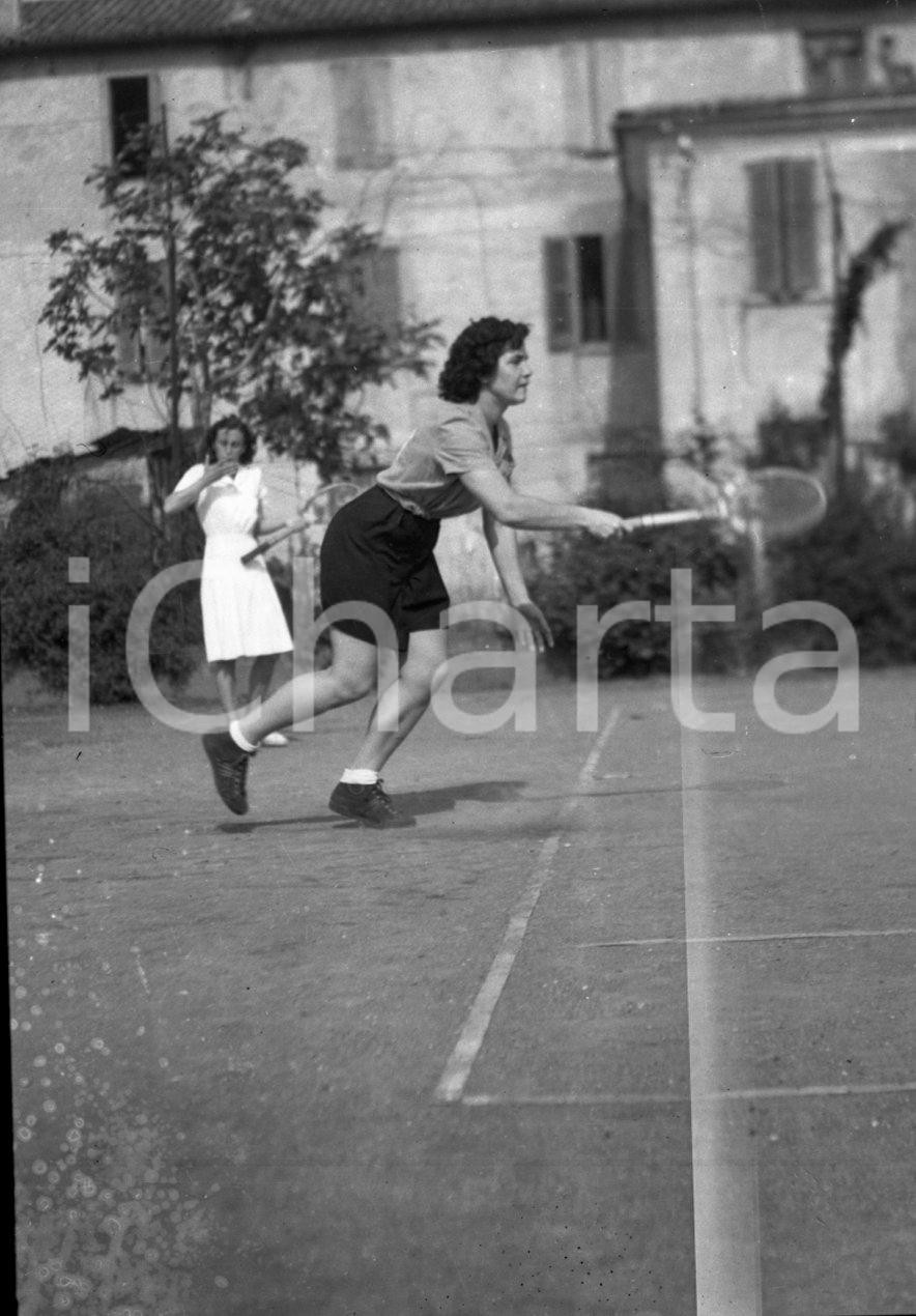 1947 BRESCIA via Carducci Tennis  femminile NEGATIVO ORIGINALE  Negativo originale in bianco e nero, su pellicola, in formato cm 4,5 x 6  E' SEVERAMENTE VIETATA LA RIPRODUZIONE.TUTTI I DIRITTI SONO RISERVATI.ICharta mette in vendita, sul negozio eBay e in esclusiva sul sito "icharta" il proprio archivio composto da numerose diapositive e negativi fotografici d'epoca, tutti originali e autentici.Si tratta di uno sguardo inedito sull'attualità, la politica, la vita quotidiana, il gossip e la cultura, che fotografa il cambiamento della nazione (e non solo) tra il 1890 ed il 1990 circa. Un'occasione unica per il mercato del collezionismo, che vede finalmente disponibile un archivio eccezionale per vastità, tematiche e condizioni, in un settore (il negativo fotografico e la diapositiva) di assoluta novità e dalle interessanti prospettive di investimento. CONDIZIONI:POOR/danneggiato Difetti come da scansione originale e autentica 1